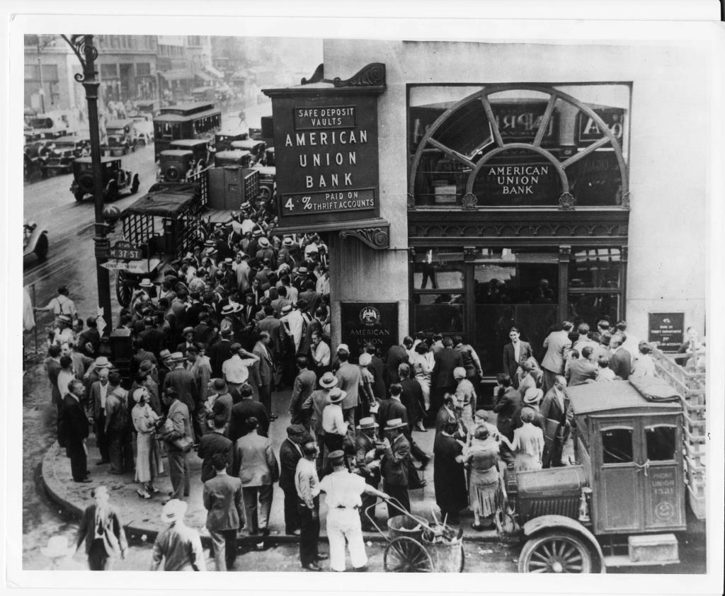 1929'da, yatırımcılar tek bir günde New York Borsası'nda 16 milyon hisse senedi alıp satarken Kara Salı Wall Street'i vurdu. Milyarlarca dolar kaybedildi ve binlerce yatırımcı yok edildi.
Joseph Stiglitz (Nobel ödüllü), Daniel Cohen, Howard Zinn ve William Karel gibi tarihçiler ve ekonomistler, Wall Street’i vuran bu Büyük Depresyon’un detaylı analizini yapıyor. 
