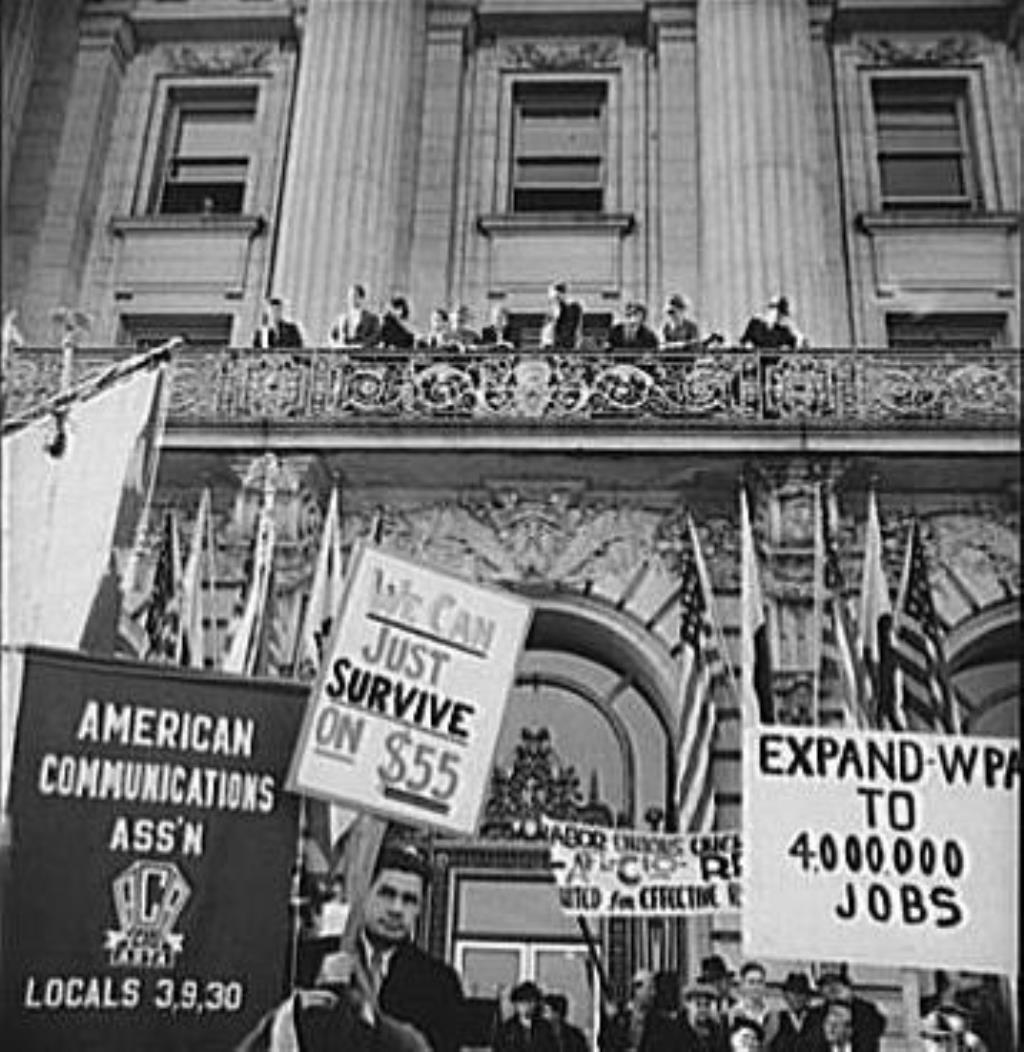 1929'da, yatırımcılar tek bir günde New York Borsası'nda 16 milyon hisse senedi alıp satarken Kara Salı Wall Street'i vurdu. Milyarlarca dolar kaybedildi ve binlerce yatırımcı yok edildi.
Joseph Stiglitz (Nobel ödüllü), Daniel Cohen, Howard Zinn ve William Karel gibi tarihçiler ve ekonomistler, Wall Street’i vuran bu Büyük Depresyon’un detaylı analizini yapıyor. 
