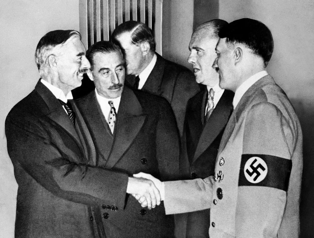 Hitler Durdurulabilir miydi?, The Politics of Appeasement’in önde gelen yedi tarihçisinin yer aldığı, İkinci Dünya Savaşı üzerine çarpıcı bir belgesel.
Belgesel Hitler'in nasıl durdurulabileceği ve durdurulup durdurulamayacağı konusundaki tartışmaları ve İkinci Dünya Savaşı öncesinde ve savaşın ilk aşamalarındaki yatıştırma politikasının doğasını kapsamlı bir şekilde ele alıyor. Yapım her şeyden önce, politikacıların ve yönetilenlerin Hitler'in oluşturduğu gerçek tehdidi anlamadaki başarısızlıklarını irdeliyor.  Hitler aslında pek çok kez durdurulabilirdi - keşke pek çok kişi, savaşa doğru amansız bir akıntıya dönüşen ve hiç olmaması gereken bir şeyi önlemek için yapılabilecek ittifakları yanlış okumasaydı.
