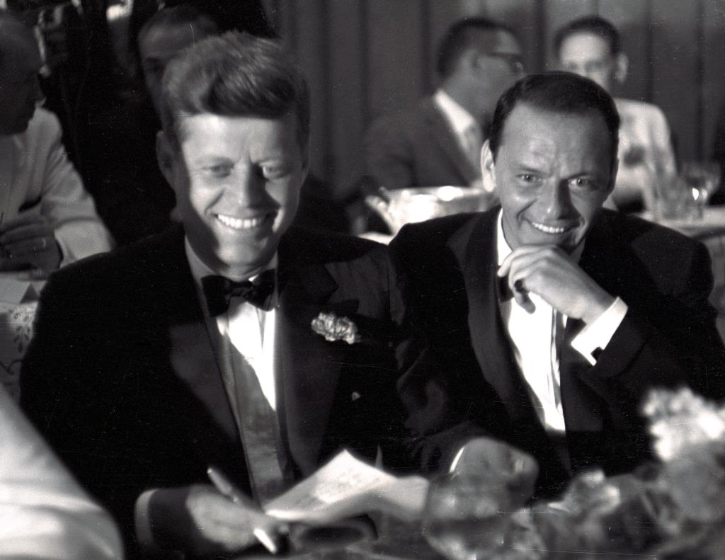 1960’lar Amerikası’nın iki büyük ismi John F. Kennedy ve Frank Sinatra… İkili ilk kez Las Vegas’ta bir otelde karşılaşırlar ve hemen yakınlaşırlar. Sinatra Hollywood kadınlarını ve cazibesini, Kennedy ise yüksek sosyete sınıfını temsil ediyordu.
Partilere ve çapkınlığa olan ortak aşkları pervasızcaydı; Kennedy'nin sevgililerinden Judy Campbell, Chicago Outfit'in lideri Sam Giancana ile görüşüyordu. Kennedy, suç bağlantıları ve Sinatra'nın A-list şöhreti ve desteğiyle 1960 yılında başkan oldu. Ancak Beyaz Saray'a girmesine yardımcı olmalarına rağmen Chicago Outfit, Kennedy yönetimi tarafından hedefe konuldu. Organize suçlara karşı kararlı bir kolluk kuvveti politikasıyla çelişen bir aşk ilişkisini keşfeden FBI direktörü J. Edgar Hoover başkanla masaya oturdu. 
