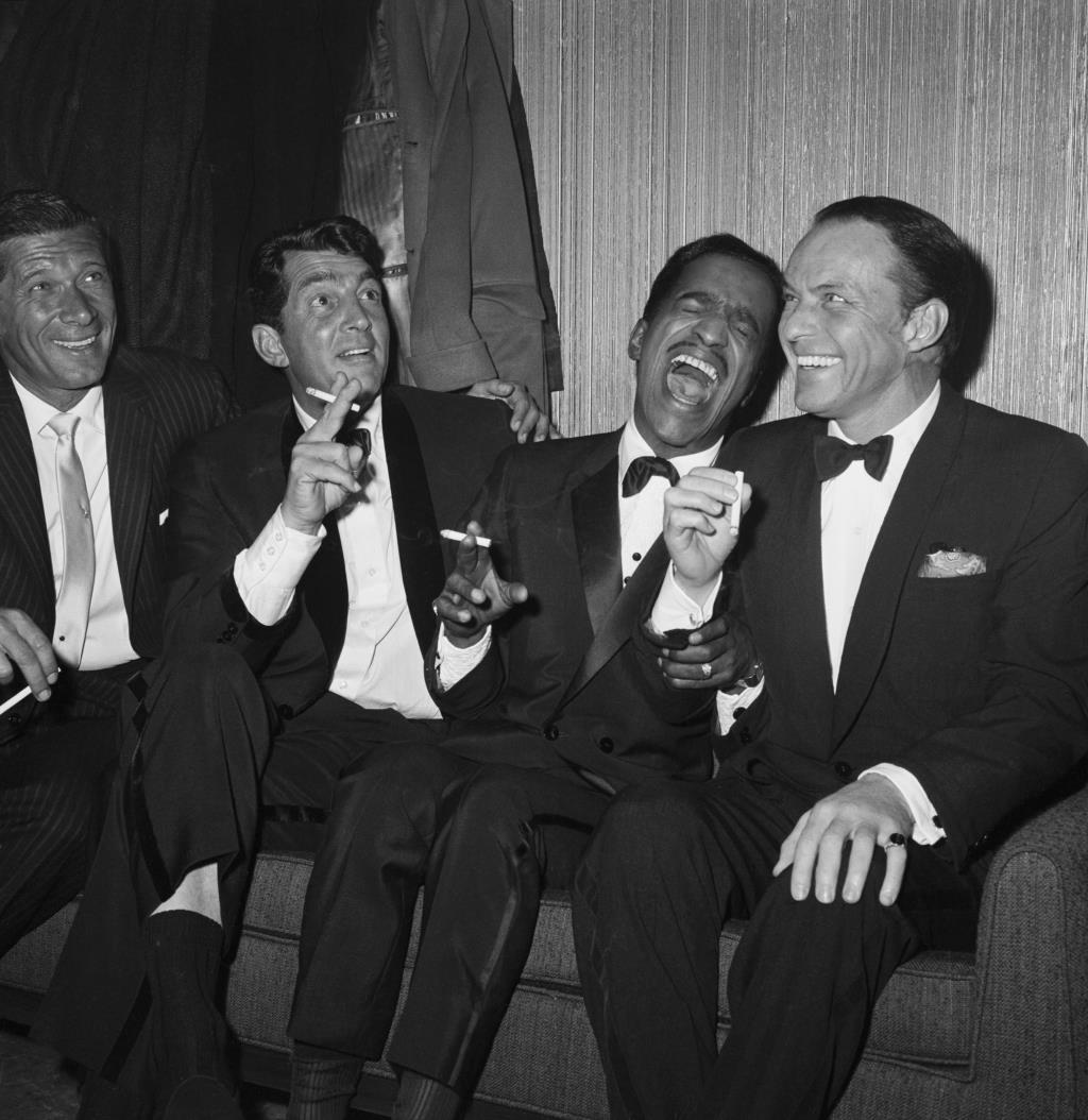 1960’lar Amerikası’nın iki büyük ismi John F. Kennedy ve Frank Sinatra… İkili ilk kez Las Vegas’ta bir otelde karşılaşırlar ve hemen yakınlaşırlar. Sinatra Hollywood kadınlarını ve cazibesini, Kennedy ise yüksek sosyete sınıfını temsil ediyordu.
Partilere ve çapkınlığa olan ortak aşkları pervasızcaydı; Kennedy'nin sevgililerinden Judy Campbell, Chicago Outfit'in lideri Sam Giancana ile görüşüyordu. Kennedy, suç bağlantıları ve Sinatra'nın A-list şöhreti ve desteğiyle 1960 yılında başkan oldu. Ancak Beyaz Saray'a girmesine yardımcı olmalarına rağmen Chicago Outfit, Kennedy yönetimi tarafından hedefe konuldu. Organize suçlara karşı kararlı bir kolluk kuvveti politikasıyla çelişen bir aşk ilişkisini keşfeden FBI direktörü J. Edgar Hoover başkanla masaya oturdu. 
