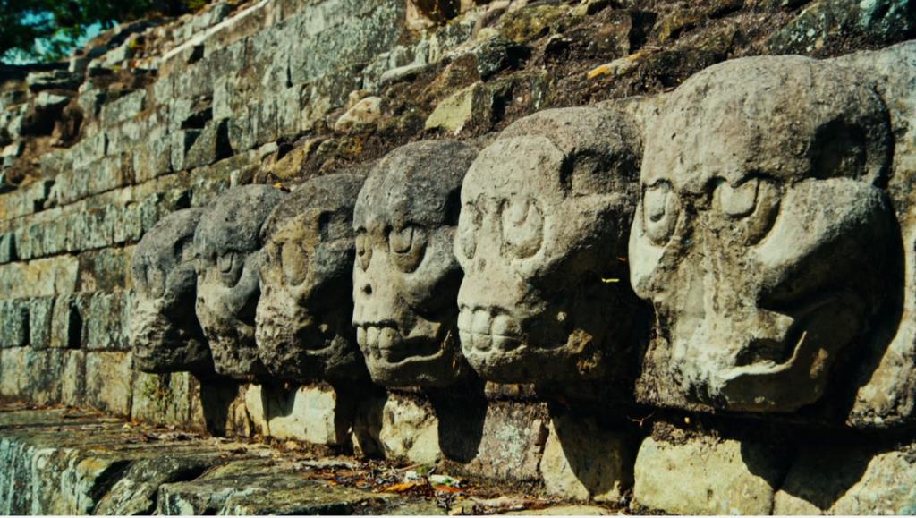 Arkeologlar, antik Maya uygarlığının ardındaki açıklanamayan gizemleri ortaya çıkarmak için çığır açan bir keşif gezisine çıkıyor; Uzmanlar, öncü jeolojik teknolojiyi kullanarak tarihin en dikkat çekici toplumlarından birinin çöküşünün ardındaki nedenlere yanıt arıyor.
Antik Maya'nın Kayıp Mezarları, Mayaların nasıl yaşadığına ve başlarına ne geldiğine dair ipuçları arayan arkeologları takip ediyor.
Özel erişimle, 1200 yıllık bir tapınağın içindeki kraliyet mezarını taramak için kozmik parçacıkları kullanan devrim niteliğinde bir teknik olan müon görüntülemeyi kullanan bir ekibi takip ediyoruz.