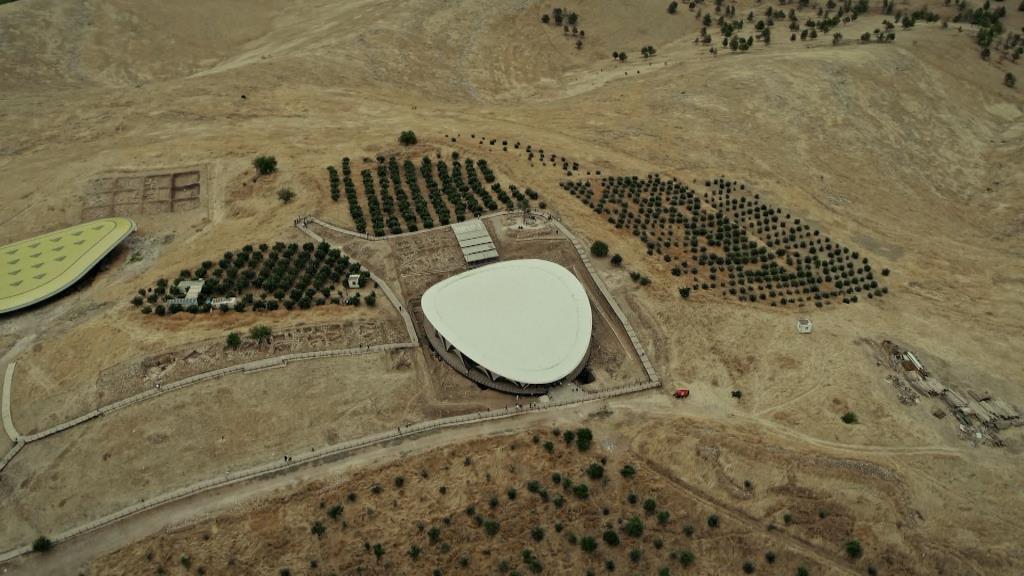 arih her zaman kitaplarda anlatılandan ibaret değildir… Bazı gerçekler karanlıkta kalmayı sever… Bazı olaylar her zaman bilinmezdir… Bazı soruların cevabı yoktur… Gerçekten öyle mi?Bir profesör efsanelerden arındırılmış gerçek tarihin peşine düşüyor… Sır perdesi aralandığında gizemli olayların altında yatan gerçekleri öğrenmek istiyor. Bugüne kadar kitapların yazmadığı hakiki tarihi, insanlığın en büyük gizemlerinin içinde arıyor. 