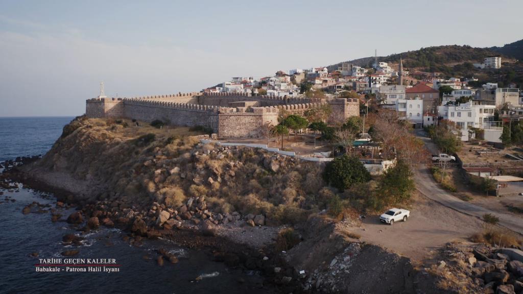 Tarihin kırılma anlarına anlarına tanıklık ettiler... Savaşı da gördüler, barışı da... Her biri içinde onlarca öykü barındırıyor... “Tarihe Geçen Kaleler” belgesel dizisi, her bölümde farklı bir kaleyi anlatıyor.