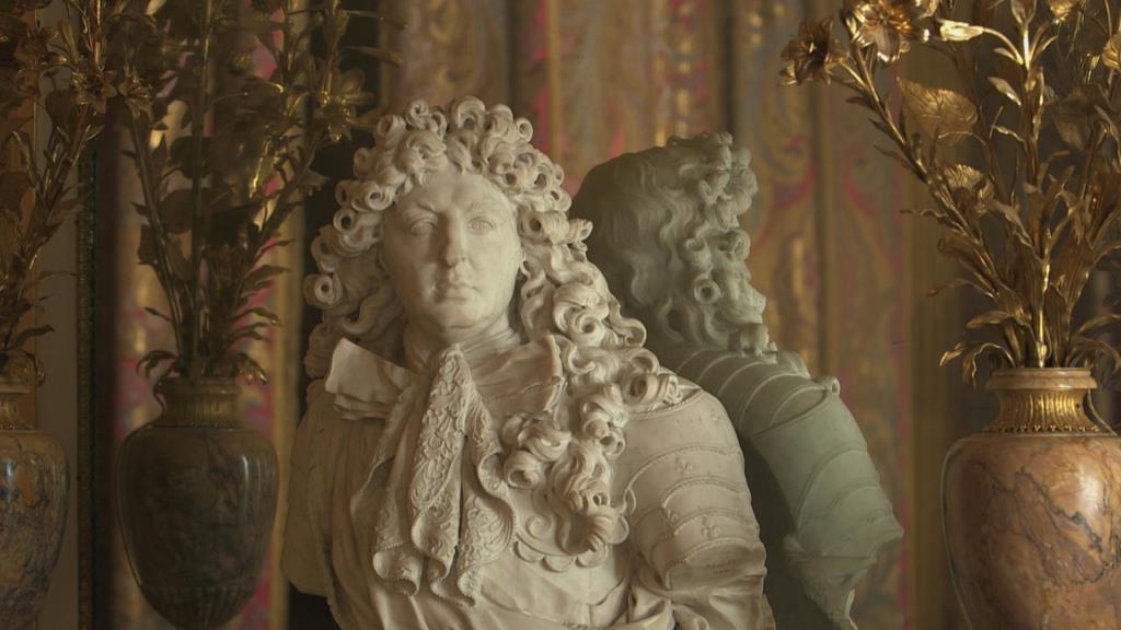 Saltanatı dünya tarihindeki en uzun saltanattı. Hatta çağdaşları Güneş Kral'ın ölümsüz olduğunu düşünüyordu. Ancak 1715 yazında 14. Louis sonunda kaderiyle yüzleşti ve 76 yaşında mimari şaheseri Versay Şatosu'nda öldü. Versailles, Paris Notre-Dame ve Saint Denis Bazilikası'nda çekilen bu film, Fransa'nın en efsanevi kralına daha önce hiç olmadığı kadar saygı göstermek için tarihi rekonstrüksiyonları, nadir arşivleri, dönem günlüklerini ve çağdaş uzmanların katkılarını harmanlıyor.