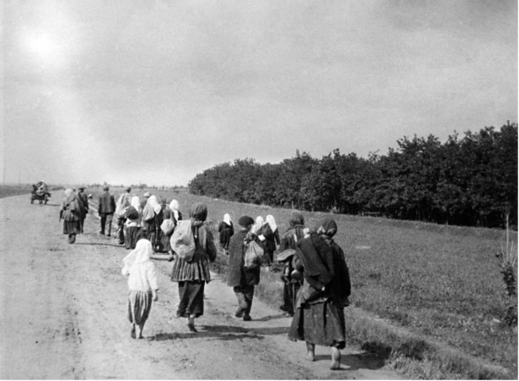 Genç bir Galli gazeteci olan Gareth Jones, Mart 1933'te kaçak yollarla Ukrayna'ya girdi. O dönemde bölgede, daha önce benzeri görülmemiş bir kıtlık yaşanıyordu. Gizli tutulan ve Stalin tarafından karar verilen bu kıtlık siyasiydi. Gazeteci dönüşünde dünyayı uyarsa da yalanlanır ve Sovyet manipülasyonu zafer kazanır. Bu, devlet aygıtına karşı bir sorgulama ve konuşma gücünün hikayesidir. Belgesel kitlesel bir yalan ve suçun öyküsünü gözler önüne seriyor. 