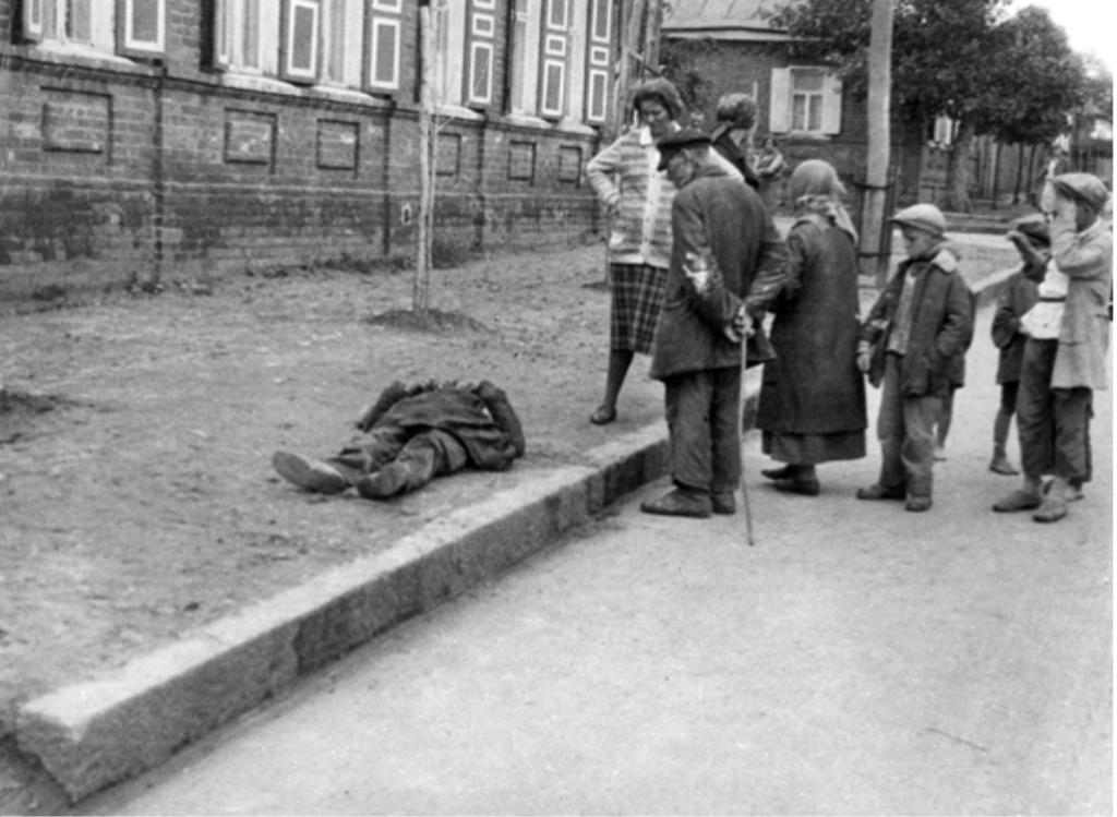 Genç bir Galli gazeteci olan Gareth Jones, Mart 1933'te kaçak yollarla Ukrayna'ya girdi. O dönemde bölgede, daha önce benzeri görülmemiş bir kıtlık yaşanıyordu. Gizli tutulan ve Stalin tarafından karar verilen bu kıtlık siyasiydi. Gazeteci dönüşünde dünyayı uyarsa da yalanlanır ve Sovyet manipülasyonu zafer kazanır. Bu, devlet aygıtına karşı bir sorgulama ve konuşma gücünün hikayesidir. Belgesel kitlesel bir yalan ve suçun öyküsünü gözler önüne seriyor. 