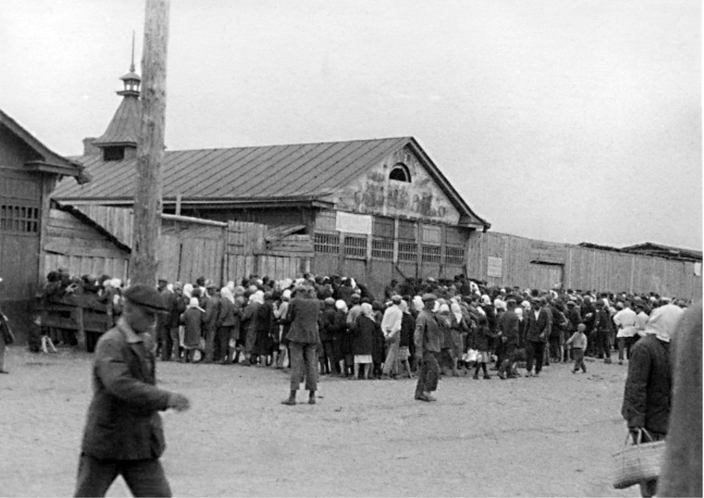 Genç bir Galli gazeteci olan Gareth Jones, Mart 1933'te kaçak yollarla Ukrayna'ya girdi. O dönemde bölgede, daha önce benzeri görülmemiş bir kıtlık yaşanıyordu. Gizli tutulan ve Stalin tarafından karar verilen bu kıtlık siyasiydi. Gazeteci dönüşünde dünyayı uyarsa da yalanlanır ve Sovyet manipülasyonu zafer kazanır. Bu, devlet aygıtına karşı bir sorgulama ve konuşma gücünün hikayesidir. Belgesel kitlesel bir yalan ve suçun öyküsünü gözler önüne seriyor. 