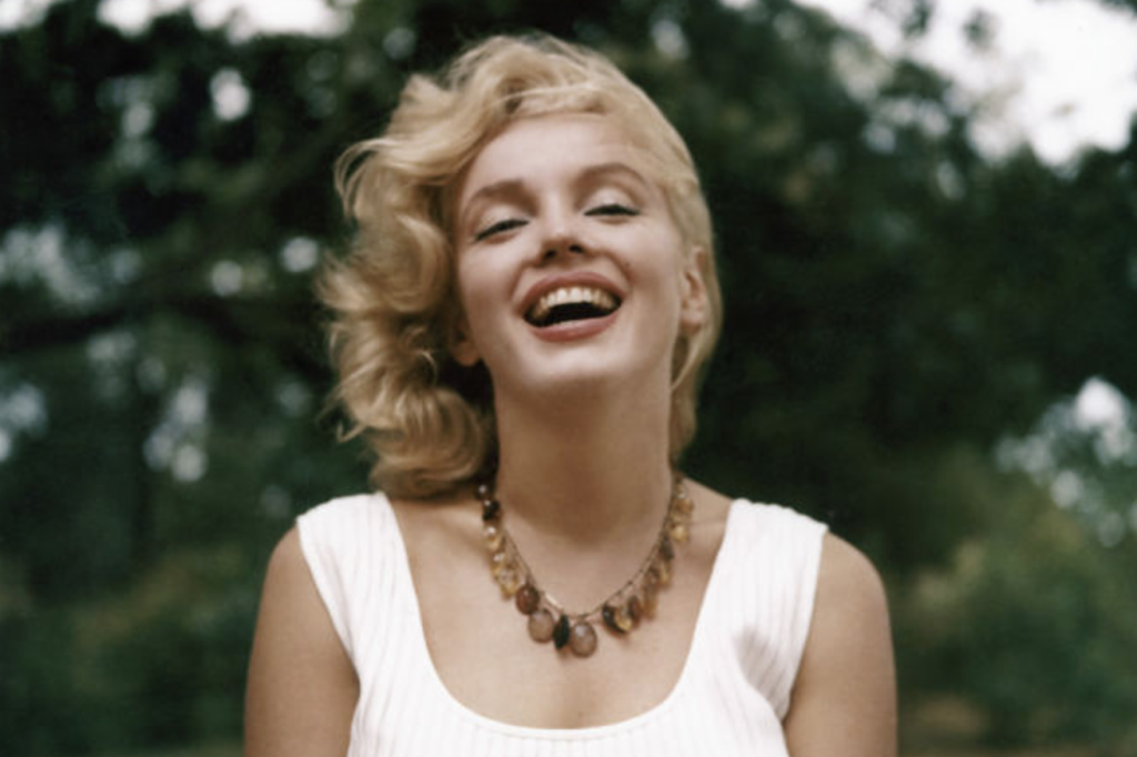 Marilyn Monroe'nun ölümünün 60. yıldönümünde bu belgesel, ekran ikonunun kendi perspektifinden eşsiz bir portresini sunuyor. Hakkında yapılan birçok film ve yazılan kitapların aksine bu belgesel, verdiği röportajlar, yazdığı kitaplar ve geride bıraktığı fragmanlar aracılığıyla ona sesini geri vermeyi teklif ediyor. İlk kez Norma Jeane Baker'ın ikonik Marilyn Monroe'yu nasıl yarattığını anlamak söz konusu olacak. Çünkü Marilyn, Marilyn olarak doğmadı, Marilyn oldu. 