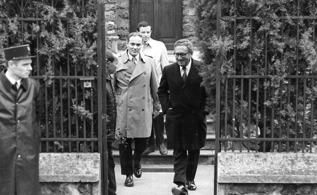 Savaş devam ederken Henry Kissinger, Başkan Nixon ve Vietnamlı diplomat Lê Duc Tho, Fransa’da gizli bir toplantı yaptı. Bu ödüllü belgesel, özel röportaj ve daha önce yayınlanmamış kayıtlarla, dünyaları tamamen ayrı olan bu isimler arasında neler olduğunu gözler önüne seriyor.  