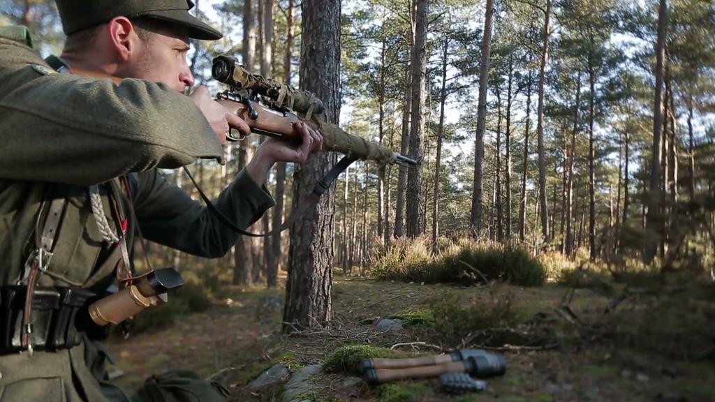 Tarih boyunca Hitler’i tasfiye etme girişimleri başarısızlıkla sonuçlandı. 1990’ların sonuna kadar sır olarak kalan Foxley Operasyonu’nda iki askerin paraşütle inerek, Hitler’i bir sabah yürüyüşü sırasında öldürmesi planlanıyordu. İngiliz Gizli Servisi tarafından açıklanan belgelere dayanan bu yapım, arşiv görüntüler ve yeniden canlandırmalarla başarısızlığa uğrayan operasyonun tüm ayrıntılarını ele alıyor. 