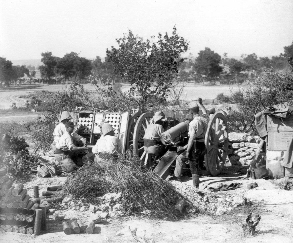 Bir gün bir adam bir tahtayı keskinleştirdi. Binlerce yıl sonra başka bir adam atomu parçaladı. Bu belgesel, bu adamların ve onlar gibi diğerlerinin yarattıklarının hikayesidir. İster basit aletler ister mühendislik ve bilimin ustalıkları olsun, ölüm makineleri her zaman mühendislik ve yenilikçiliğin ön saflarında yer almış ve yalnızca savaşın sürekli değişen yüzünü değil, aynı zamanda insanlık tarihini de şekillendirmiştir.

Bu 6 bölümlük belgesel serisi, arşiv ve orijinal materyalleri birleştirerek insanın öldürme kararlılığının çoğu zaman şaşırtıcı, bazen de ilginç derecede eğlenceli öyküsünü anlatıyor. Her bölüm, farklı bir savaş alanına veya ölüm makinesi türüne odaklanıyor ve insanlığın, sopalardan ve taşlardan nihai yok etme kapasitesine sahip silahlara kadar savaş aletlerini nasıl şekillendirdiğini gösteriyor.
