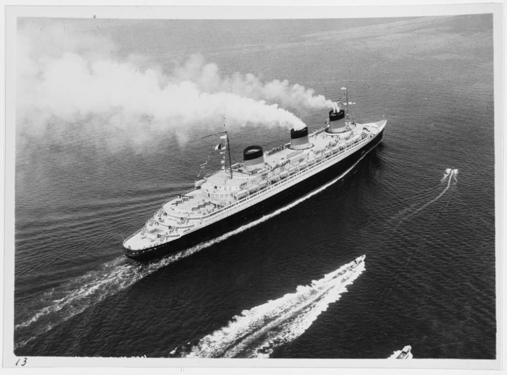 1932 yılında Saint-Nazaire'de inşa edilen lüks okyanus gemisi SS Normandie, yaklaşık on yıl boyunca Fransa'nın gururu oldu. 9 Şubat 1942'de Manhattan limanında, bu ihtişamlı rüya birkaç saat içinde duman olup uçtu. Neredeyse bir asır sonra, bunun bir saldırı olduğu yönündeki teori hala geçerliliğini koruyor.
Bu belgesel, komplo teorilerinin ve söylentilerin henüz "yalan haber" olarak adlandırılmadığı zamanlarda az bilinen tarihi bir olaya geri dönüyor. Resmi soruşturma, bunun feci bir kaza olduğu sonucuna vardı. Ancak yabancı, casus ve sabotajcı korkusunun gerçekle kurgu arasındaki çizgiyi bulanıklaştırdığı kolektif paranoya ortamında, SS Normandie'nin enkazı bütün bir ülkenin kabuslarının odak noktası haline geldi.
