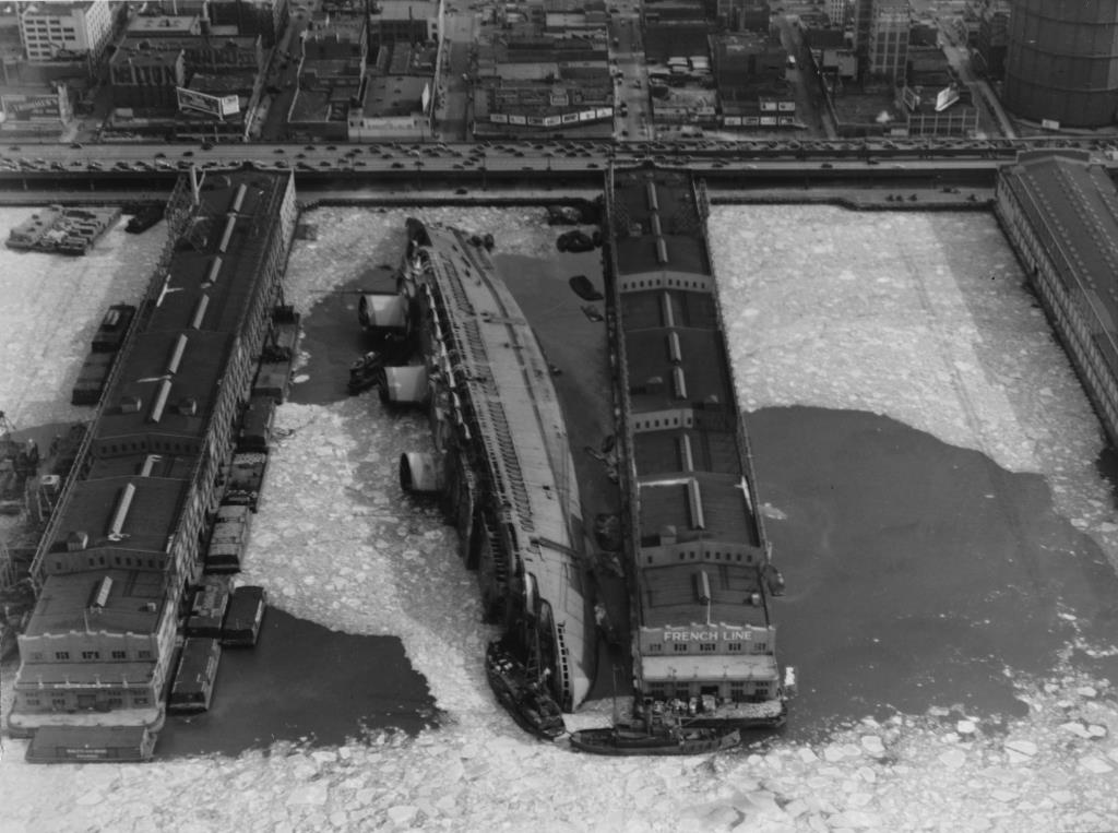 1932 yılında Saint-Nazaire'de inşa edilen lüks okyanus gemisi SS Normandie, yaklaşık on yıl boyunca Fransa'nın gururu oldu. 9 Şubat 1942'de Manhattan limanında, bu ihtişamlı rüya birkaç saat içinde duman olup uçtu. Neredeyse bir asır sonra, bunun bir saldırı olduğu yönündeki teori hala geçerliliğini koruyor.
Bu belgesel, komplo teorilerinin ve söylentilerin henüz "yalan haber" olarak adlandırılmadığı zamanlarda az bilinen tarihi bir olaya geri dönüyor. Resmi soruşturma, bunun feci bir kaza olduğu sonucuna vardı. Ancak yabancı, casus ve sabotajcı korkusunun gerçekle kurgu arasındaki çizgiyi bulanıklaştırdığı kolektif paranoya ortamında, SS Normandie'nin enkazı bütün bir ülkenin kabuslarının odak noktası haline geldi.
