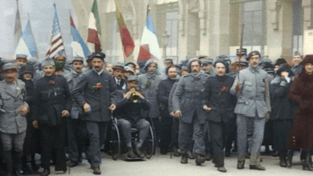 11 Kasım 1918... Birinci Dünya Savaşı sona erdiğinde, hayatta kalanlar, dünün dünyasının sonsuza kadar yok olduğunu fark eder. Savaşı kazananlar ise, mağlup olanlara tutarsız bir barış anlaşması dayatır. Avrupa, Afrika ve Asya'da, çoğu zaman çekişmelerin ve çatışmaların yaşandığı yeni uluslar kurulur.
Travma yaşayan toplumlardan yükselen, nefret, korku ve kızgınlık yeni dünya düzenine kaos tohumları eker. Devrimler, krizler, göç dalgaları ve iç savaşlar totalitarizm için uygun bir ortam hazırlar. İnsanlar Charleston'un çılgın ritmiyle savaş anılarından sıyrılmaya çalışsa da, yeni bir kıyamet yaklaşıyor. 
