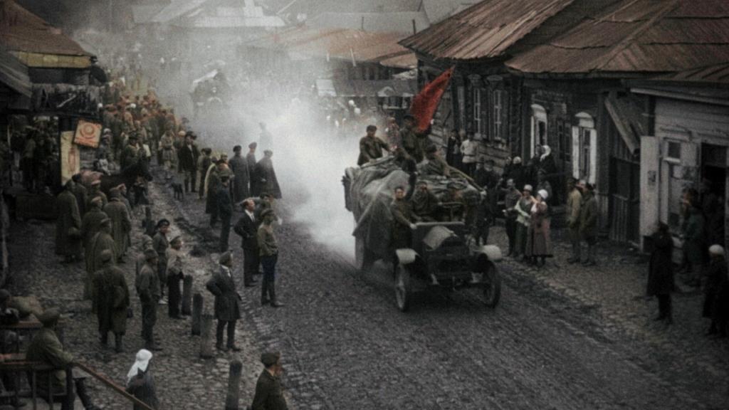 11 Kasım 1918... Birinci Dünya Savaşı sona erdiğinde, hayatta kalanlar, dünün dünyasının sonsuza kadar yok olduğunu fark eder. Savaşı kazananlar ise, mağlup olanlara tutarsız bir barış anlaşması dayatır. Avrupa, Afrika ve Asya'da, çoğu zaman çekişmelerin ve çatışmaların yaşandığı yeni uluslar kurulur.
Travma yaşayan toplumlardan yükselen, nefret, korku ve kızgınlık yeni dünya düzenine kaos tohumları eker. Devrimler, krizler, göç dalgaları ve iç savaşlar totalitarizm için uygun bir ortam hazırlar. İnsanlar Charleston'un çılgın ritmiyle savaş anılarından sıyrılmaya çalışsa da, yeni bir kıyamet yaklaşıyor. 
