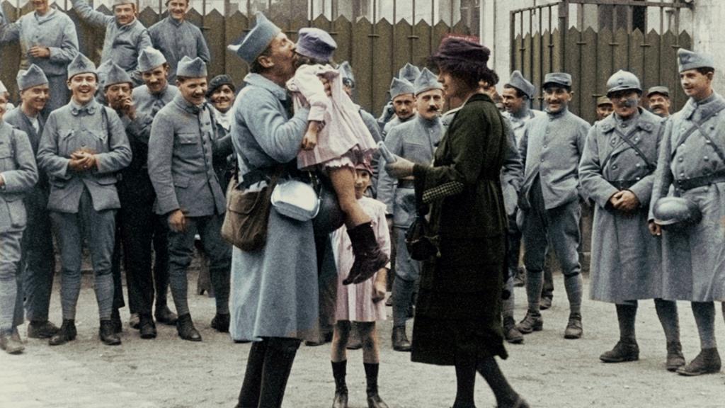 11 Kasım 1918... Birinci Dünya Savaşı sona erdiğinde, hayatta kalanlar, dünün dünyasının sonsuza kadar yok olduğunu fark eder. Savaşı kazananlar ise, mağlup olanlara tutarsız bir barış anlaşması dayatır. Avrupa, Afrika ve Asya'da, çoğu zaman çekişmelerin ve çatışmaların yaşandığı yeni uluslar kurulur.
Travma yaşayan toplumlardan yükselen, nefret, korku ve kızgınlık yeni dünya düzenine kaos tohumları eker. Devrimler, krizler, göç dalgaları ve iç savaşlar totalitarizm için uygun bir ortam hazırlar. İnsanlar Charleston'un çılgın ritmiyle savaş anılarından sıyrılmaya çalışsa da, yeni bir kıyamet yaklaşıyor. 
