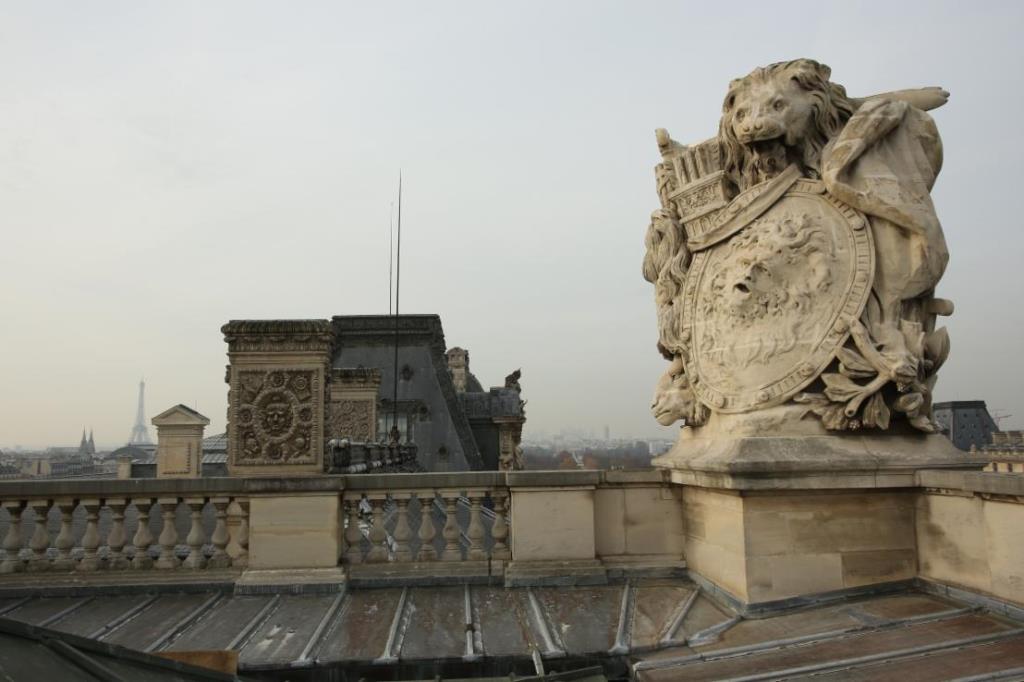 Paris’in mücevheri ve kalbi, dünyanın en büyük müzesi Louvre, bin yılı aşkın süredir tarihin inanılmaz bi tanığı. Önce bir kale, sonra kraliyet kalesi, daha sonra ise kültür merkezi olmadan insanların evi olan Louvre, destansı ve trajik öykülerin yaşandığı bir yer. Kaotik ve şiddet dolu bir tarihe sahip olan Louvre, pek çok değişim geçirdi. Savaşlar ve devrim, onu dönüştürdü. Bu, aslında Fransan’nın tarihi ve belgesel uzmanların yardımıyla bu tarihi anlatıyor. 
