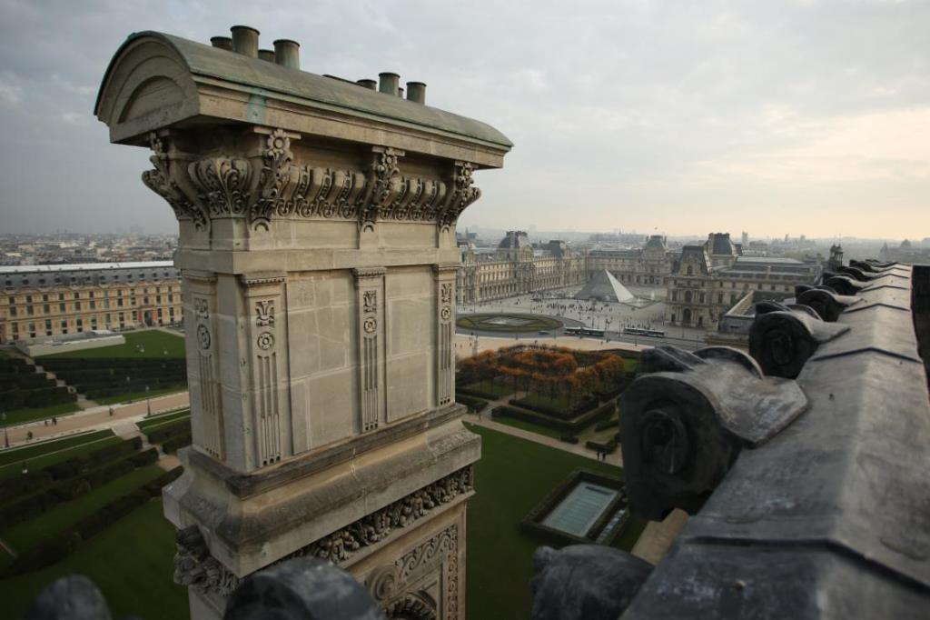 Paris’in mücevheri ve kalbi, dünyanın en büyük müzesi Louvre, bin yılı aşkın süredir tarihin inanılmaz bi tanığı. Önce bir kale, sonra kraliyet kalesi, daha sonra ise kültür merkezi olmadan insanların evi olan Louvre, destansı ve trajik öykülerin yaşandığı bir yer. Kaotik ve şiddet dolu bir tarihe sahip olan Louvre, pek çok değişim geçirdi. Savaşlar ve devrim, onu dönüştürdü. Bu, aslında Fransan’nın tarihi ve belgesel uzmanların yardımıyla bu tarihi anlatıyor. 
