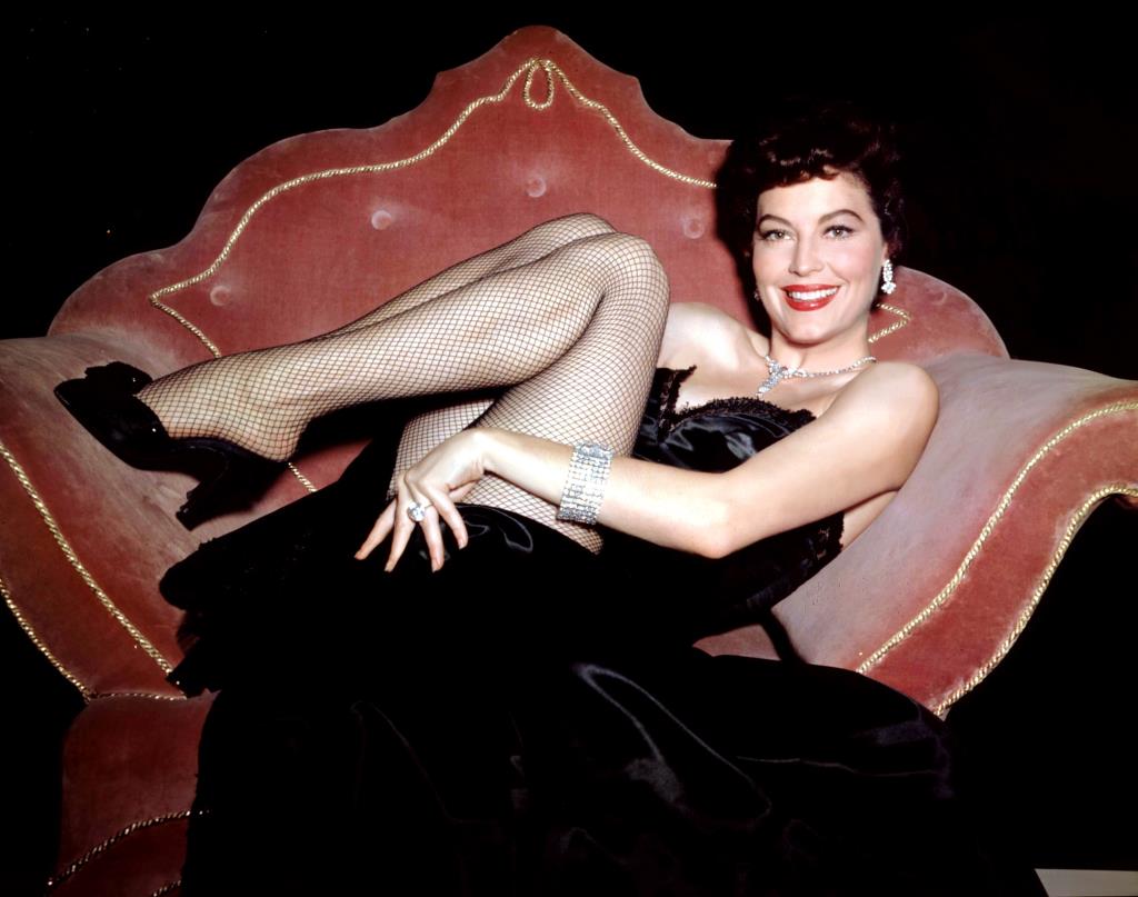 Ava Gardner’ın yükselişini ve düşüşünü izleyin! 1954 yılında zirvedeyken çalkantılı bir aşk hayatı ve arkasında bir dizi efsanevi film vardı. Ama 28 yaşına geldiğinde, diktatör rejimin egemenliği altındaki Madrid’e taşınmak için, pırıltısından ve cazibesinden vazgeçti.  Bu, Hollywood divasının temsil ettiği özgürlük ile faşist Franco rejiminin baskısı ve renkli bir dünya ile yoksul ve geri kalmış bir İspanya'nın siyah-beyaz gerçekliği arasında bir çatışmaydı. Partiler, içki ve romantizmle burada geçen 14 yıl.  Film, en kötü zamanlarda ve en kötü yerlerde sürgünü seçen bu yıldızın psikolojik ve duygusal dönüşümlerini araştırmak için yola çıkıyor. Hayatı, kariyeri ve aşkları sonsuza kadar değişiyor. 
