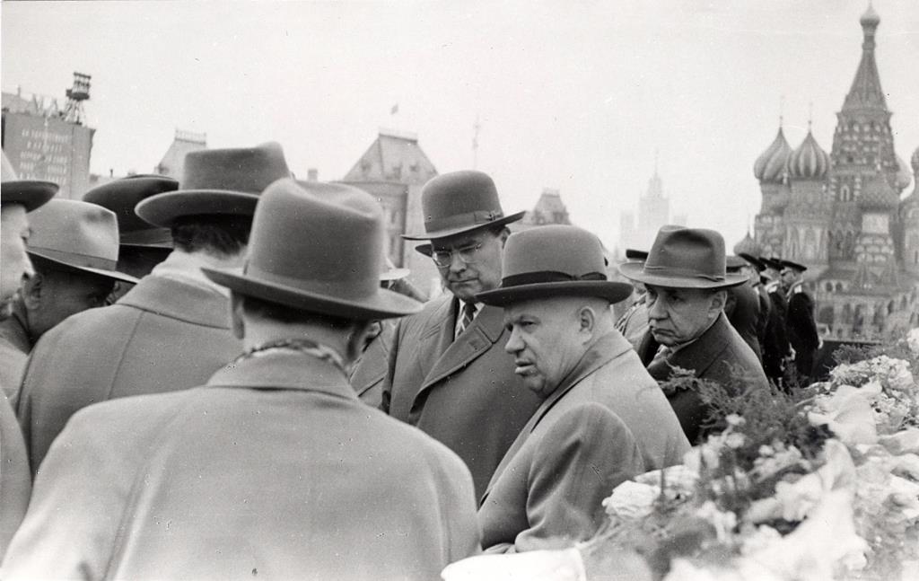 1956 yılında Kasım ayının başlarında Kızıl Ordu, özgürlüğünü kazanmak için Macarlarla savaşmaya Budapeşte’ye gitti. Mısır’da, Fransız, İngiliz ve İsrail birlikleri, Süveyş kanalını ele geçirdi. Onların amacı Cemal Abdulnasır’dan kurtulmak ve Arap halkına bunu müjdelemekti. II. Dünya Savaşı’ndan sadece 11 yıl sonra, dünya patlamanın eşiğindeydi. O yıllarda neler oldu?  1945'te uygulanan istikrar neden bu kadar başarısız oldu? Bu olaylardan sonra hangi yeni güç mücadeleleri ortaya çıktı? Belgesel, Soğuk Savaş’ın önemli bir anı olan 1956 yılına genel bir bakış sunuyor. 