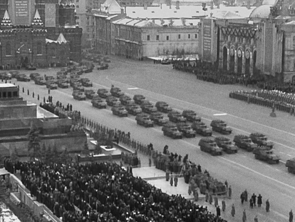 1956 yılında Kasım ayının başlarında Kızıl Ordu, özgürlüğünü kazanmak için Macarlarla savaşmaya Budapeşte’ye gitti. Mısır’da, Fransız, İngiliz ve İsrail birlikleri, Süveyş kanalını ele geçirdi. Onların amacı Cemal Abdulnasır’dan kurtulmak ve Arap halkına bunu müjdelemekti. II. Dünya Savaşı’ndan sadece 11 yıl sonra, dünya patlamanın eşiğindeydi. O yıllarda neler oldu?  1945'te uygulanan istikrar neden bu kadar başarısız oldu? Bu olaylardan sonra hangi yeni güç mücadeleleri ortaya çıktı? Belgesel, Soğuk Savaş’ın önemli bir anı olan 1956 yılına genel bir bakış sunuyor. 