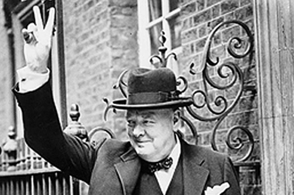 Winston Spencer Churchill, Nobel Ödüllü, II. Dünya Savaşı’nın kahramanı... Dokunulmaz mı? II. Dünya Savaşı’nın daha önce hiçbir yerde gösterilmeyen ilgi çekici hikayelerinden biri.  Churchill, cesur ve fedakarlıkla bağdaşan özgün bir isim. Ancak Sovyet ve İngiliz kaynaklarından yakın zamanda elde edilen kanıtlar, Churchill'in Tahran, Yalta ve Potsdam konferanslarında neler yaptığına dair soru işaretleri yarattı. Churchill, Polonya’nın büyük bir bölümünü neden Stalin’e verdi? Bu dramatik bir şekilde Avrupa’nın sınırlarını değiştirdi. 
Belgesel, ülkenin kaderinin Churchill ve Stalin'in tehlikeli bir güç oyunu oynamasıyla belirlendiğini ortaya koyuyor: 1945 yılına gelindiğinde Polonya, savaş öncesi topraklarının neredeyse yarısını kaybetmiş, halkın çoğu evlerinden sürülmüş, geri dönen askerler kurulan komünist rejim tarafından baskı altına alınmıştı. O sırada Churchill dünya siyasetini çoktan terk etmişti. Trajik bir kahraman olarak. 