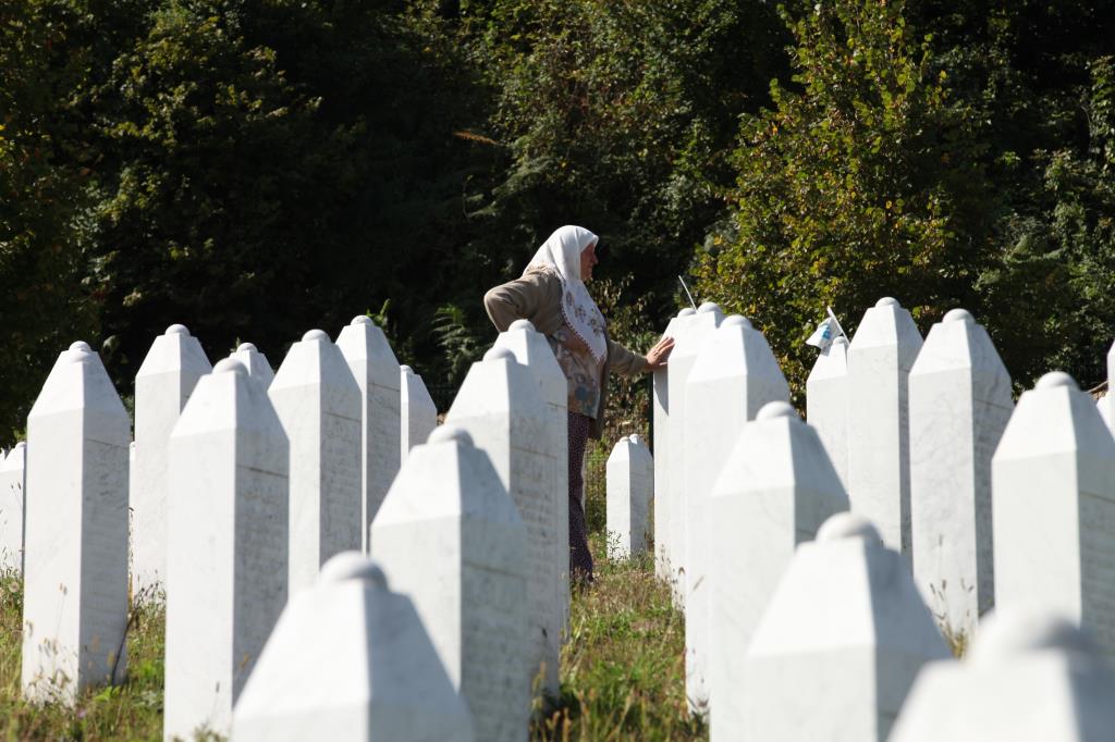 Sırbistan Ordusu Ratko Mladic komutasındaki ordu Potoçari’ye girdi. BM askerlerini esir alarak bütün Srebrenitsa’yı ele geçirdi. Aynı günün akşamında BM Potoçari kampındaki kadınlar ve küçük çocuklar otobüslere ve kamyonlara bindirilerek Srebrenitsa’dan sürüldüler. Sırp Askerleri, Müslüman erkekleri esir edip 10 gün boyunca günde yaklaşık 1500-2000 müslüman erkeği genç-yaşlı-hasta demeden türlü, işkenceler, eziyetler ve tecavüzlerle katlettiler. 2010 yılındaki ilk cenaze merasiminde 8372 müslüman erkeğin cesedi Potoçari kampı karşısındaki şehitliğe defnedildi. O tarihten sonra sürülen anneler ve kadınlar yavaş yavaş zorluklarla da olsa ailelerinin mezarlarına yakın olmak için Srebrenitsa’ya geri dönmeye başladılar. Bu belgesel Srebrenitsa Anneleri’nin yıllar sonraki bu geri dönüş sürecini, yakınlarını bulma gayretlerini ve toplamda Müslüman Srebrenitsa’nın yeniden inşası umudunu, annelerin tecrübe ve acılarını görselleştirmeye çalışarak ele alıyor.