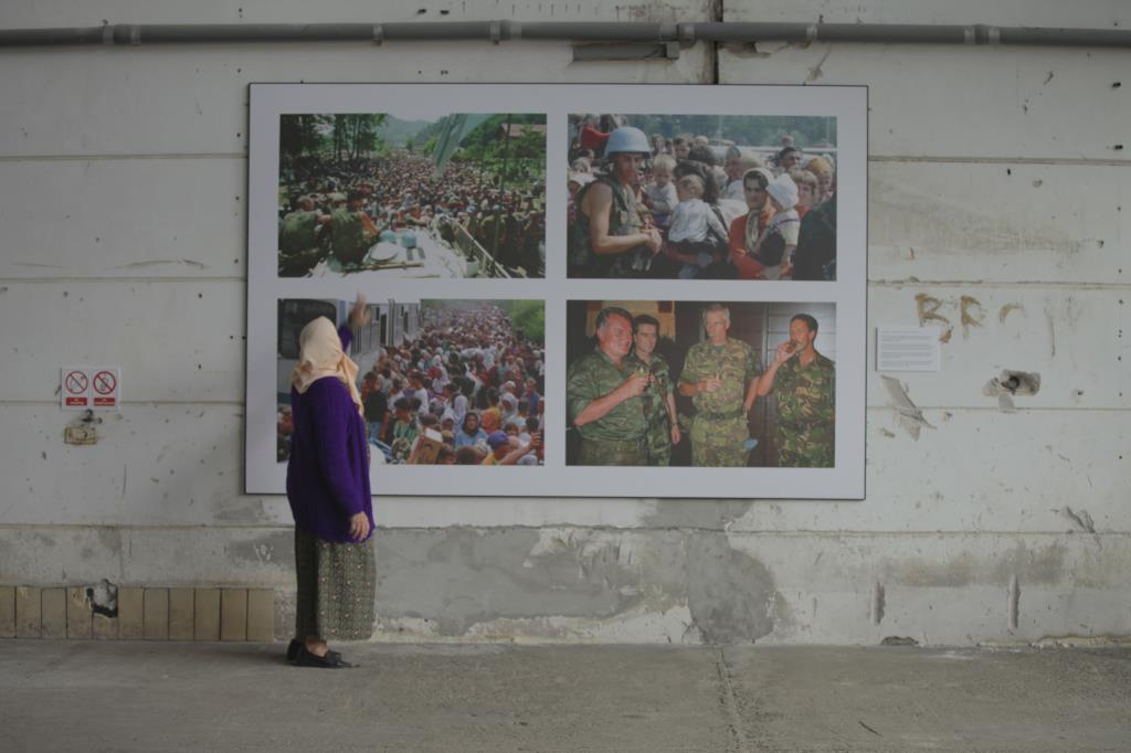 Sırbistan Ordusu Ratko Mladic komutasındaki ordu Potoçari’ye girdi. BM askerlerini esir alarak bütün Srebrenitsa’yı ele geçirdi. Aynı günün akşamında BM Potoçari kampındaki kadınlar ve küçük çocuklar otobüslere ve kamyonlara bindirilerek Srebrenitsa’dan sürüldüler. Sırp Askerleri, Müslüman erkekleri esir edip 10 gün boyunca günde yaklaşık 1500-2000 müslüman erkeği genç-yaşlı-hasta demeden türlü, işkenceler, eziyetler ve tecavüzlerle katlettiler. 2010 yılındaki ilk cenaze merasiminde 8372 müslüman erkeğin cesedi Potoçari kampı karşısındaki şehitliğe defnedildi. O tarihten sonra sürülen anneler ve kadınlar yavaş yavaş zorluklarla da olsa ailelerinin mezarlarına yakın olmak için Srebrenitsa’ya geri dönmeye başladılar. Bu belgesel Srebrenitsa Anneleri’nin yıllar sonraki bu geri dönüş sürecini, yakınlarını bulma gayretlerini ve toplamda Müslüman Srebrenitsa’nın yeniden inşası umudunu, annelerin tecrübe ve acılarını görselleştirmeye çalışarak ele alıyor.