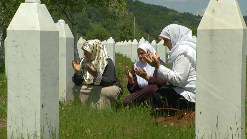 Sırbistan Ordusu Ratko Mladic komutasındaki ordu Potoçari’ye girdi. BM askerlerini esir alarak bütün Srebrenitsa’yı ele geçirdi. Aynı günün akşamında BM Potoçari kampındaki kadınlar ve küçük çocuklar otobüslere ve kamyonlara bindirilerek Srebrenitsa’dan sürüldüler. Sırp Askerleri, Müslüman erkekleri esir edip 10 gün boyunca günde yaklaşık 1500-2000 müslüman erkeği genç-yaşlı-hasta demeden türlü, işkenceler, eziyetler ve tecavüzlerle katlettiler. 2010 yılındaki ilk cenaze merasiminde 8372 müslüman erkeğin cesedi Potoçari kampı karşısındaki şehitliğe defnedildi. O tarihten sonra sürülen anneler ve kadınlar yavaş yavaş zorluklarla da olsa ailelerinin mezarlarına yakın olmak için Srebrenitsa’ya geri dönmeye başladılar. Bu belgesel Srebrenitsa Anneleri’nin yıllar sonraki bu geri dönüş sürecini, yakınlarını bulma gayretlerini ve toplamda Müslüman Srebrenitsa’nın yeniden inşası umudunu, annelerin tecrübe ve acılarını görselleştirmeye çalışarak ele alıyor.