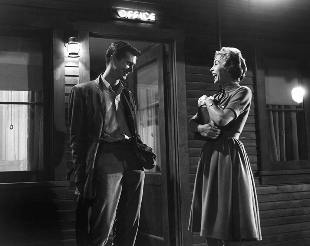 Anthony Perkins, uzun süre Alfred Hitchcock’un başyapıtı "Psycho" filmindeki nevrotik seri katil karakteri Norman Bates’in gölgesinde kaldı. İlk filmlerindeki ideal damat imajı bile onu kurtaramadı. 
Aslında Perkins, hem sinemada hem de tiyatroda çok farklı karakterleri canlandırdı, hatta şarkı bile söyledi. Ünlü şarkılarından birine Elvis Presley tarafından cover yapıldı. 
Film, Perkins'in kusursuz Fransızcasıyla konuştuğu filmlerden, şarkılardan, nadir arşivlerden sayısız alıntıyla ve onunla çalışmış arkadaşlarının, meslektaşlarının ve gazetecilerin tanıklıkları ve anılarıyla bizi bu inanılmaz hayata ve kariyere geri götürüyor.
