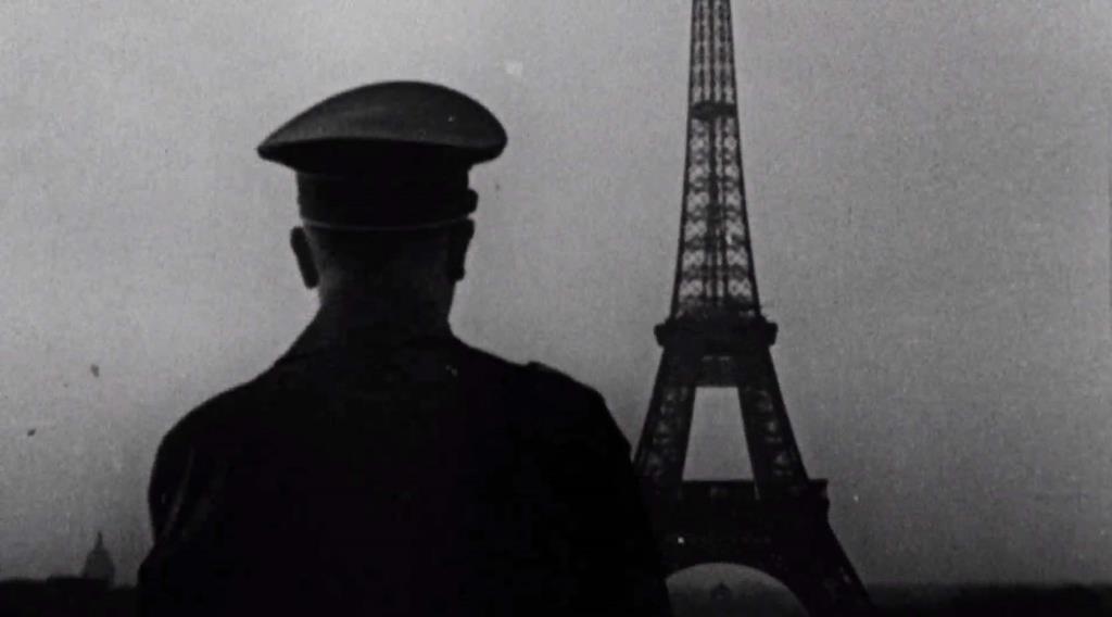 23 Haziran 1940…. Hitler, mağlup olduğu Fransa’nın başkenti Paris’e kısa bir seyahate gider. Endişe ve korku içinde Opera, Concorde, Champs-Elysées ve Trocadero’yu ziyaret eder. Hitler, bugünleri “hayatımın en güzel ve en iyi anlarıydı” diye tanımlıyordu. Çünkü Hitler Fransızları küçümsese de, başkentlerine karşı ilginç bir hayranlık duyuyordu. 