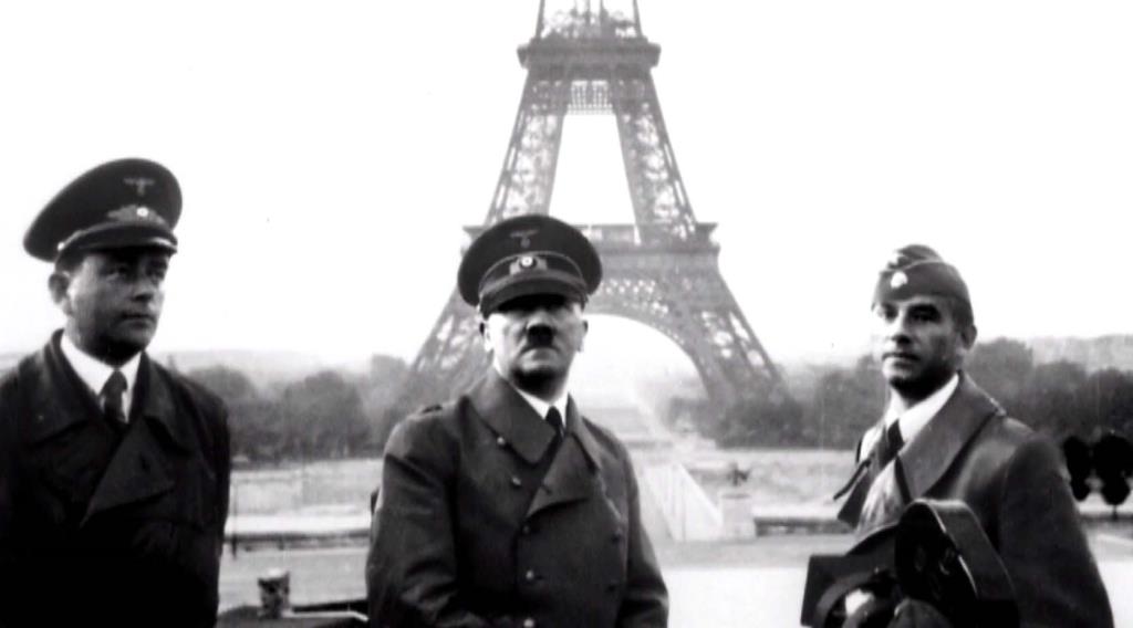 23 Haziran 1940…. Hitler, mağlup olduğu Fransa’nın başkenti Paris’e kısa bir seyahate gider. Endişe ve korku içinde Opera, Concorde, Champs-Elysées ve Trocadero’yu ziyaret eder. Hitler, bugünleri “hayatımın en güzel ve en iyi anlarıydı” diye tanımlıyordu. Çünkü Hitler Fransızları küçümsese de, başkentlerine karşı ilginç bir hayranlık duyuyordu. 