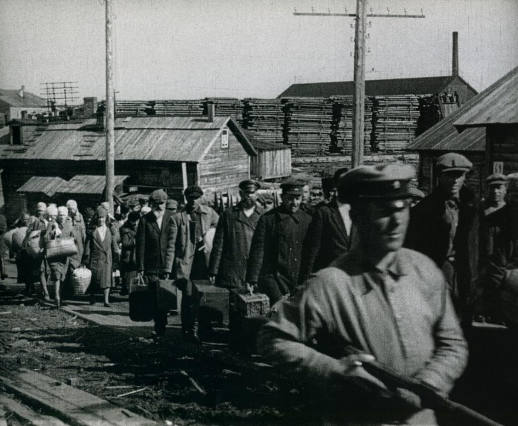 1930'larda Sovyetler Birliği'ni büyük bir kıtlık vurdu ve bu büyük bir göçe yol açtı: iki yıl içinde on milyondan fazla insan kırsal kesimi terk ederek şehirleri kaosa ve suça sürükledi. Stalin, kanun ve düzeni yeniden tesis etmek için 1933'te Moskova ve Leningrad'da bir “temizlik” operasyonu düzenledi. 6000 "istenmeyen" kişi rastgele seçildi ve tutuklandı: köylüler, küçük suçlular, ziyaretçiler, serseriler ya da sadece ideal komünist sınıf yapısına uymayan bireyler.Bu insanlar trenle, Moskova’nın 3000 km batısındaki Sibirya’da Nazino adasına gönderildi. Bu adanın ne altyapısı ne barınağı hiçbir şeyi yoktu. 
Bu belgesel arşiv görüntüleriyle, Sovyet rejiminin keyfi ve düzensiz bir şekilde insanları nasıl sınır dışı ettiğini ortaya çıkarıyor. Belgesel yapımcısı, Moskova’dan Nazino’ya kadar sürgün edilen insanların izini sürüyor. 
