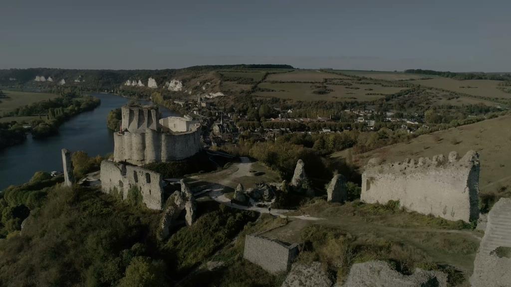 12. yüzyılda, İngiltere monarşisi ve Fransa krallığı arasındaki ilişkiler düşmancaydı. Her iki güç de Üçüncü Haçlı Seferi'nde Kutsal Topraklar'da birlikte savaşmış olsa da, Fransa Kralı II. Philip’in Normandiya'nın bir kısmını geri alarak Richard'a ihanet etmesiyle ittifak dağıldı.
İngiliz Kralı, stratejik topraklarını korumak için Sen Nehri boyunca uzanan güzergahı engellemek üzere zaptedilemez bir kale inşa etmeye ve böylece Normandiya'daki üstünlüğünü sağlamlaştırmaya karar verdi. İnşaat 1197 yılında başladı ve iki yıldan az bir sürede tamamlandı.
Kral Richard, bu yapının gücünü anlatmak için şatonun adını Fransız bir kelime olan “Gaillard” koydu. Ancak sadece 4 yıl sonra Fransa Kralı Philip 6 bin kişilik ordusuyla kaleyi kuşattı. Ama bu zaptedilemez kaleyi yıkmayı nasıl başaracaklardı?
