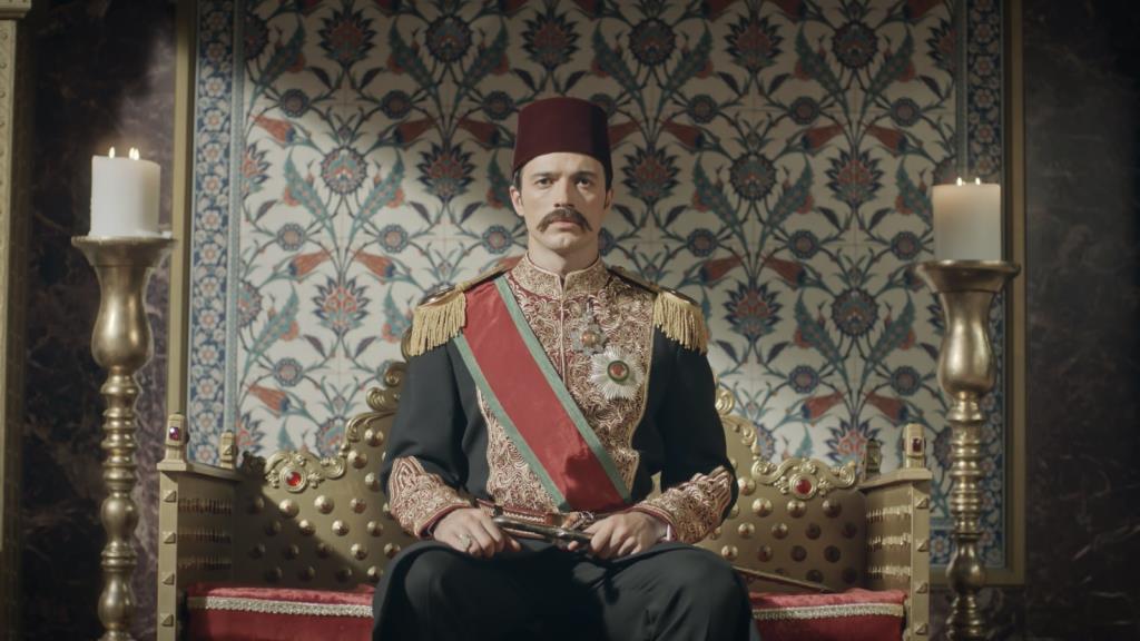 Son imparator Sultan Abdülhamid; Amcası Abdülaziz darbeyle, ağabeyi Murad hastalığı sebebiyle tahttan indirilmiş bir Sultan. Çocuk yaşta annesini kaybetmiş, yaşlı ve yorgun imparatorluğun yükü genç yaşında omuzlarına yüklenmiş bir Osmanoğlu. Kurtlar sofrasında vatanını bir ve bütün tutmak için zayıflamış temeller üzerine yeni bir nesil ve yeni bir idare inşa etmek zorunda. Tanzimat’ta doğmuş, Mutlakıyet ile büyümüş, Meşrutiyet kavgalarıyla hüküm sürmüş ve ömrünü Cumhuriyet tartışmalarının filizlendiği günlerde noktalamış bir hanedan reisinin hikayesi.