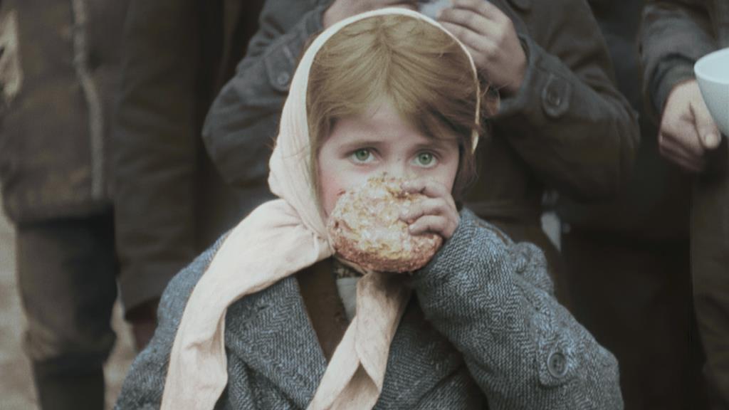 8 Mayıs 1945... Korkunç bir savaş nihayet sona eriyor. Sivil halk, barışı kutluyor. Nazi Almanya'sının yenilgiye uğratılması, güzel bir geleceğin kapıda olduğu anlamına gelmiyordu. Paramparça olmuş bir Avrupa, geleceğinin ana hatlarını çizerken bir yandan da her şeyi yeniden inşa etmek, yaralarını sarmak ve bitmek bilmeyen barbarca bir çatışmanın sonuçlarıyla başa çıkmak zorundaydı. 1945 yılında Avrupa bir mülteci kıtasıydı. Sürgün edilen, hapsedilen ya da zorla çalıştırılan milyonlarca kadın ve erkek haftalarca, bazen de aylarca memleketlerine dönmeyi bekledi. Birçok sivil için savaşın sonrası, çatışmanın kendisinden bile daha acımasızdı.
Bu belgesel, yeniden düzenlenmiş ve renklendirilmiş görüntüler eşliğinde, Hitler’den sonra savaşın neden olduğu yıkımı tüm gerçekliğiyle gözler önüne seriyor. 
