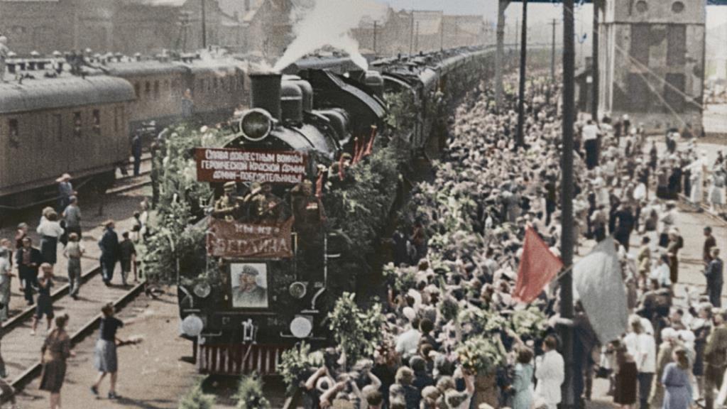 8 Mayıs 1945... Korkunç bir savaş nihayet sona eriyor. Sivil halk, barışı kutluyor. Nazi Almanya'sının yenilgiye uğratılması, güzel bir geleceğin kapıda olduğu anlamına gelmiyordu. Paramparça olmuş bir Avrupa, geleceğinin ana hatlarını çizerken bir yandan da her şeyi yeniden inşa etmek, yaralarını sarmak ve bitmek bilmeyen barbarca bir çatışmanın sonuçlarıyla başa çıkmak zorundaydı. 1945 yılında Avrupa bir mülteci kıtasıydı. Sürgün edilen, hapsedilen ya da zorla çalıştırılan milyonlarca kadın ve erkek haftalarca, bazen de aylarca memleketlerine dönmeyi bekledi. Birçok sivil için savaşın sonrası, çatışmanın kendisinden bile daha acımasızdı.
Bu belgesel, yeniden düzenlenmiş ve renklendirilmiş görüntüler eşliğinde, Hitler’den sonra savaşın neden olduğu yıkımı tüm gerçekliğiyle gözler önüne seriyor. 
