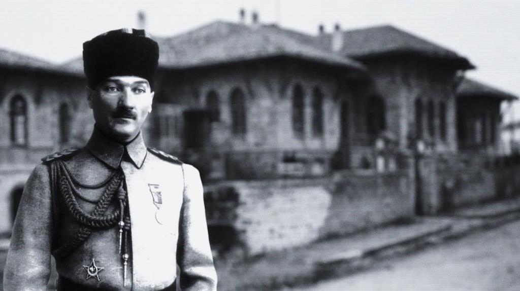 16 Mart 1920’de İstanbul resmen işgal edildiğinde Ankara’daki yeni Meclis de açılmak üzeredir. Aynı günlerde Ankara - İstanbul arasındaki haberleşmenin gizli merkezlerinden birisi olan Sebilürreşad dergisi idarehanesindeki odasında başmuharrir Mehmet Akif bey yakınlarına, Ankara’ya geçme kararını açıklamaktadır. Bu kararı takip eden ve Türk tarihinin en önemli zaman dilimlerinden birini oluşturan 52 haftalık sürede İstiklal Marşı’nın yazımı da tamamlanmış ve 12 mart 1921 günü Büyük Millet Meclisi’nde okunarak resmen kabul edilmiştir. Projede bu 52 hafta içinde yaşananlar milli şairimizin ve yakınlarının gözünden aktarılıyor. 