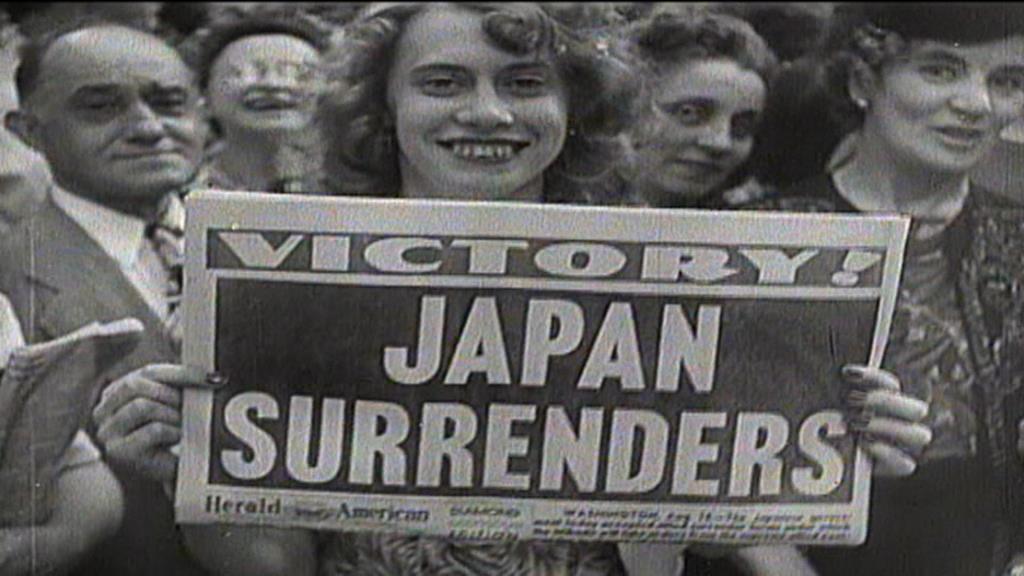 1945. Amerikalılar, Hiroşima ve Nagazaki’ye iki atom bombası attı ve 180 binden fazla insanın ölümüne yol açarak, bu iki Japon şehrini yok ettiler. Bu iki bomba, 2 Eylül 1945'te teslim olan Japon İmparatorluğu'na ölümcül bir darbe indirdi.

Ancak bu hikayenin az bilinen bir başka yönü daha var. Bu yeni atom silahının kökeni ve teknolojisiyle ilgili ilk araştırmayı yapan Almanya'daydı. Hitler'in atom bombasını geliştirmenin eşiğinde olduğuna ikna olan Roosevelt, bombaların önce Nazilerin eline geçmesini durdurmak için elinden gelen her şeyi yaptı. ABD, 26 milyar dolarlık astronomik bütçeyle, dünyanın en iyi bilim insanlarını bir araya getirerek, tarihin en büyük gizli operasyonuna girişti. Arşiv görüntülerini, tarihçiler ve kalan son görgü tanıklarıyla yapılan röportajları harmanlayan bu film, dünyanın kaderinin bağlı olacağı çılgın, sınırsız bir silahlanma yarışının perdesini aralıyor.
