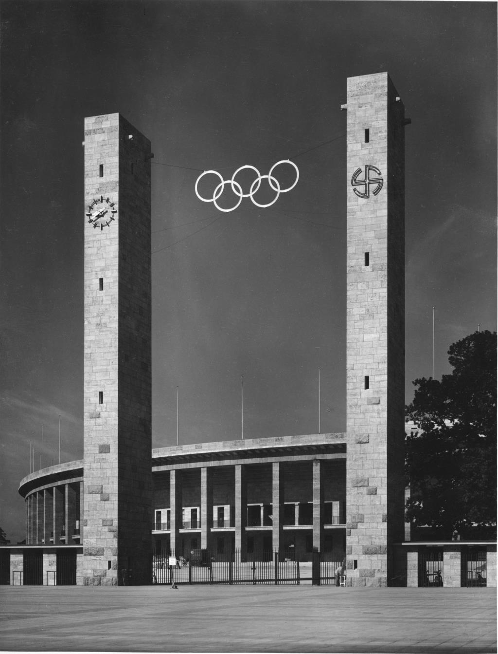 1936, mevsimlerden yaz...  Nazi rejimi uluslararası çok sporlu Berlin Olimpiyatları’nı organize ediyor. Uzun süren tartışmalara rağmen büyük demokrasiler sporcularını Almanya’ya gönderiyor. 
15 gün boyunca Olimpiyatlar adeta zamanı durdurdu. Berlin sokaklarında hüküm süren şiddet ve nefret yerini spor kutlamaları etrafında duygu paylaşımına bıraktı. Bu, Berlin Olimpiyatları’nın bir yarışmadan nasıl Nazi propagandasına dönüştüğünün ve sadece bir Olimpiyat sezonunun Adolf Hitler'i nasıl yakında işgal etmeye çalışacağı ülkelerin muzaffer ordusu haline getirdiğinin hikayesi... 
