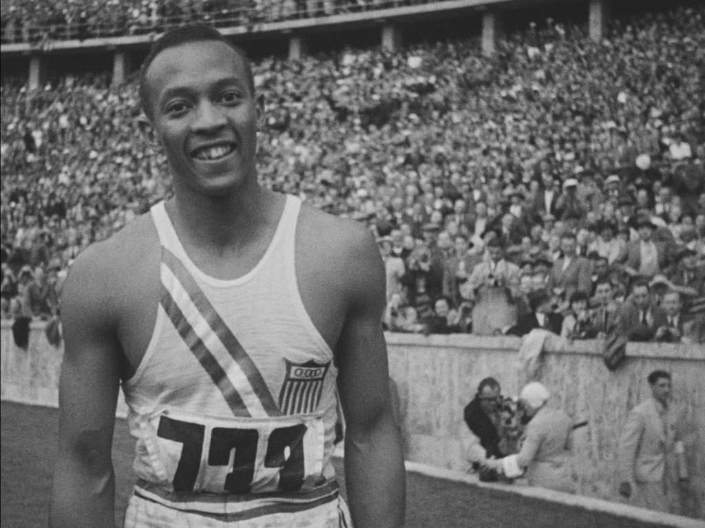 1936, mevsimlerden yaz...  Nazi rejimi uluslararası çok sporlu Berlin Olimpiyatları’nı organize ediyor. Uzun süren tartışmalara rağmen büyük demokrasiler sporcularını Almanya’ya gönderiyor. 
15 gün boyunca Olimpiyatlar adeta zamanı durdurdu. Berlin sokaklarında hüküm süren şiddet ve nefret yerini spor kutlamaları etrafında duygu paylaşımına bıraktı. Bu, Berlin Olimpiyatları’nın bir yarışmadan nasıl Nazi propagandasına dönüştüğünün ve sadece bir Olimpiyat sezonunun Adolf Hitler'i nasıl yakında işgal etmeye çalışacağı ülkelerin muzaffer ordusu haline getirdiğinin hikayesi... 
