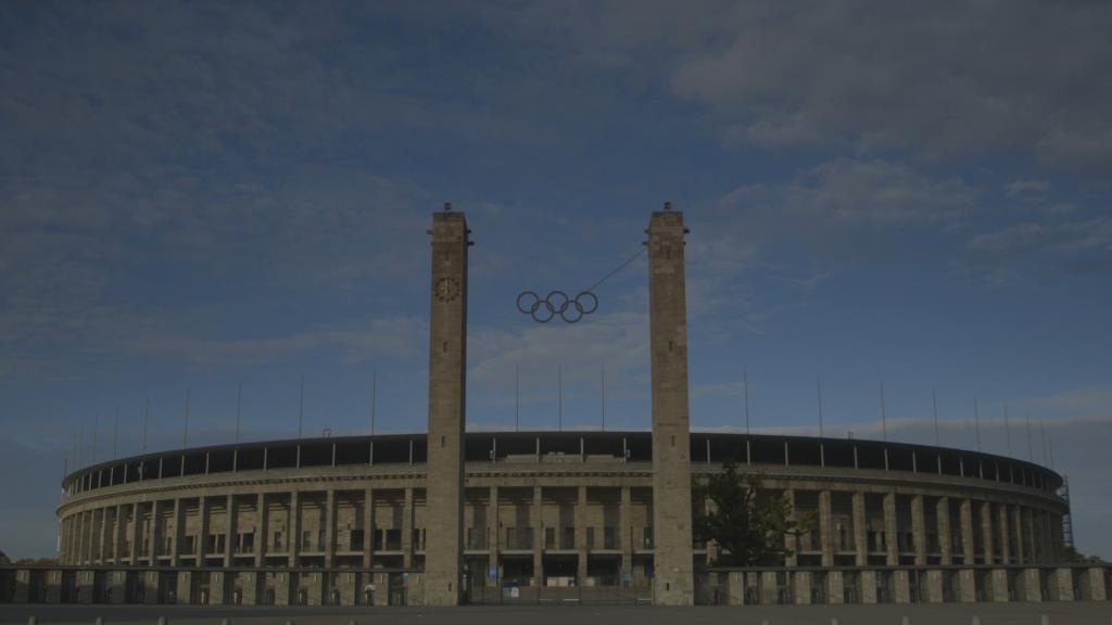 1936, mevsimlerden yaz...  Nazi rejimi uluslararası çok sporlu Berlin Olimpiyatları’nı organize ediyor. Uzun süren tartışmalara rağmen büyük demokrasiler sporcularını Almanya’ya gönderiyor. 
15 gün boyunca Olimpiyatlar adeta zamanı durdurdu. Berlin sokaklarında hüküm süren şiddet ve nefret yerini spor kutlamaları etrafında duygu paylaşımına bıraktı. Bu, Berlin Olimpiyatları’nın bir yarışmadan nasıl Nazi propagandasına dönüştüğünün ve sadece bir Olimpiyat sezonunun Adolf Hitler'i nasıl yakında işgal etmeye çalışacağı ülkelerin muzaffer ordusu haline getirdiğinin hikayesi... 
