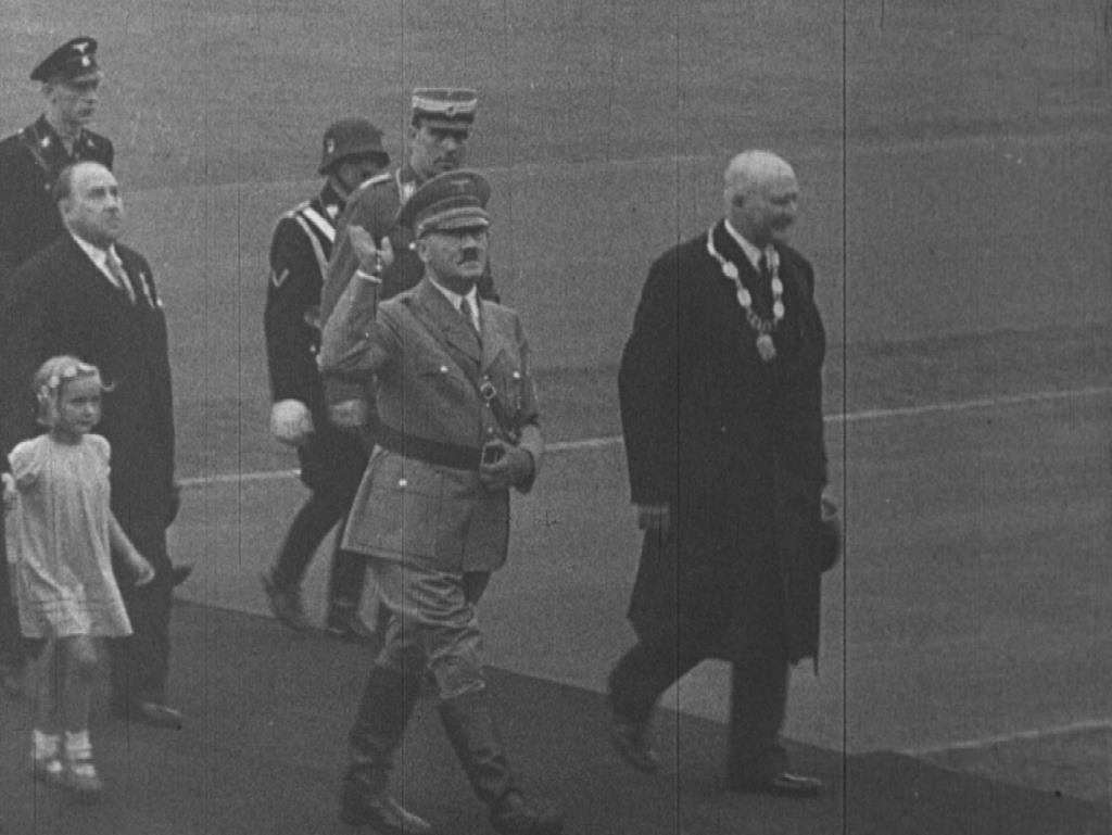 1936, mevsimlerden yaz...  Nazi rejimi uluslararası çok sporlu Berlin Olimpiyatları’nı organize ediyor. Uzun süren tartışmalara rağmen büyük demokrasiler sporcularını Almanya’ya gönderiyor. 
15 gün boyunca Olimpiyatlar adeta zamanı durdurdu. Berlin sokaklarında hüküm süren şiddet ve nefret yerini spor kutlamaları etrafında duygu paylaşımına bıraktı. Bu, Berlin Olimpiyatları’nın bir yarışmadan nasıl Nazi propagandasına dönüştüğünün ve sadece bir Olimpiyat sezonunun Adolf Hitler'i nasıl yakında işgal etmeye çalışacağı ülkelerin muzaffer ordusu haline getirdiğinin hikayesi... 
