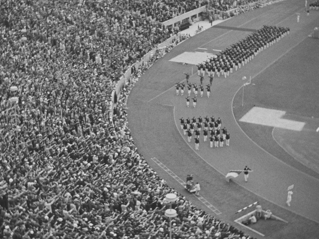 1936, mevsimlerden yaz...  Nazi rejimi uluslararası çok sporlu Berlin Olimpiyatları’nı organize ediyor. Uzun süren tartışmalara rağmen büyük demokrasiler sporcularını Almanya’ya gönderiyor. 
15 gün boyunca Olimpiyatlar adeta zamanı durdurdu. Berlin sokaklarında hüküm süren şiddet ve nefret yerini spor kutlamaları etrafında duygu paylaşımına bıraktı. Bu, Berlin Olimpiyatları’nın bir yarışmadan nasıl Nazi propagandasına dönüştüğünün ve sadece bir Olimpiyat sezonunun Adolf Hitler'i nasıl yakında işgal etmeye çalışacağı ülkelerin muzaffer ordusu haline getirdiğinin hikayesi... 
