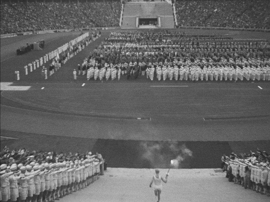 1936, mevsimlerden yaz...  Nazi rejimi uluslararası çok sporlu Berlin Olimpiyatları’nı organize ediyor. Uzun süren tartışmalara rağmen büyük demokrasiler sporcularını Almanya’ya gönderiyor. 
15 gün boyunca Olimpiyatlar adeta zamanı durdurdu. Berlin sokaklarında hüküm süren şiddet ve nefret yerini spor kutlamaları etrafında duygu paylaşımına bıraktı. Bu, Berlin Olimpiyatları’nın bir yarışmadan nasıl Nazi propagandasına dönüştüğünün ve sadece bir Olimpiyat sezonunun Adolf Hitler'i nasıl yakında işgal etmeye çalışacağı ülkelerin muzaffer ordusu haline getirdiğinin hikayesi... 
