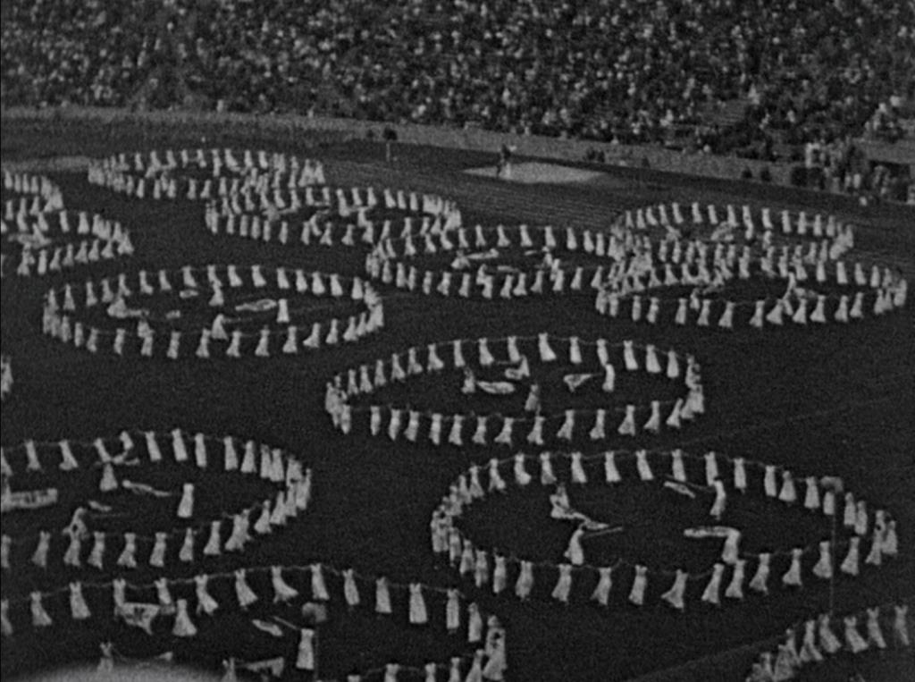 1936, mevsimlerden yaz...  Nazi rejimi uluslararası çok sporlu Berlin Olimpiyatları’nı organize ediyor. Uzun süren tartışmalara rağmen büyük demokrasiler sporcularını Almanya’ya gönderiyor. 
15 gün boyunca Olimpiyatlar adeta zamanı durdurdu. Berlin sokaklarında hüküm süren şiddet ve nefret yerini spor kutlamaları etrafında duygu paylaşımına bıraktı. Bu, Berlin Olimpiyatları’nın bir yarışmadan nasıl Nazi propagandasına dönüştüğünün ve sadece bir Olimpiyat sezonunun Adolf Hitler'i nasıl yakında işgal etmeye çalışacağı ülkelerin muzaffer ordusu haline getirdiğinin hikayesi... 
