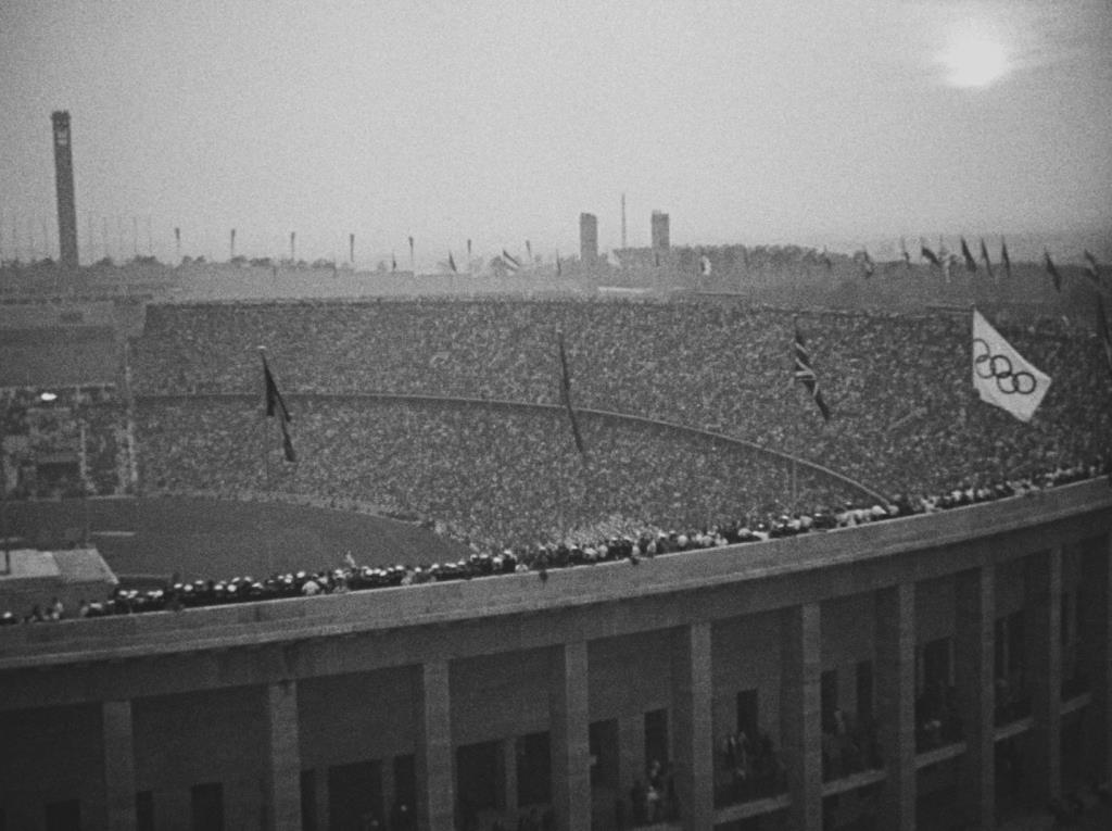 1936, mevsimlerden yaz...  Nazi rejimi uluslararası çok sporlu Berlin Olimpiyatları’nı organize ediyor. Uzun süren tartışmalara rağmen büyük demokrasiler sporcularını Almanya’ya gönderiyor. 
15 gün boyunca Olimpiyatlar adeta zamanı durdurdu. Berlin sokaklarında hüküm süren şiddet ve nefret yerini spor kutlamaları etrafında duygu paylaşımına bıraktı. Bu, Berlin Olimpiyatları’nın bir yarışmadan nasıl Nazi propagandasına dönüştüğünün ve sadece bir Olimpiyat sezonunun Adolf Hitler'i nasıl yakında işgal etmeye çalışacağı ülkelerin muzaffer ordusu haline getirdiğinin hikayesi... 
