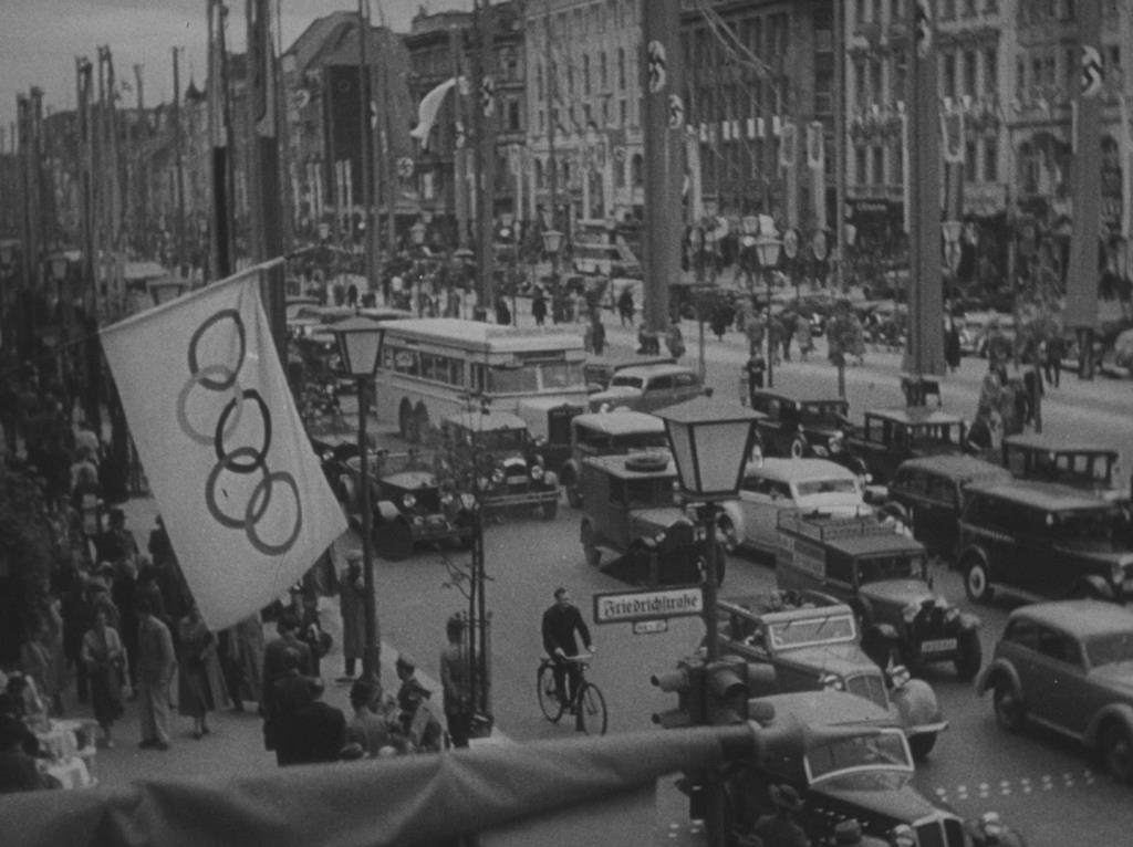 1936, mevsimlerden yaz...  Nazi rejimi uluslararası çok sporlu Berlin Olimpiyatları’nı organize ediyor. Uzun süren tartışmalara rağmen büyük demokrasiler sporcularını Almanya’ya gönderiyor. 
15 gün boyunca Olimpiyatlar adeta zamanı durdurdu. Berlin sokaklarında hüküm süren şiddet ve nefret yerini spor kutlamaları etrafında duygu paylaşımına bıraktı. Bu, Berlin Olimpiyatları’nın bir yarışmadan nasıl Nazi propagandasına dönüştüğünün ve sadece bir Olimpiyat sezonunun Adolf Hitler'i nasıl yakında işgal etmeye çalışacağı ülkelerin muzaffer ordusu haline getirdiğinin hikayesi... 
