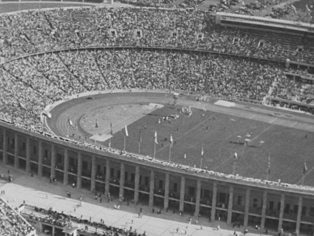 1936, mevsimlerden yaz...  Nazi rejimi uluslararası çok sporlu Berlin Olimpiyatları’nı organize ediyor. Uzun süren tartışmalara rağmen büyük demokrasiler sporcularını Almanya’ya gönderiyor. 
15 gün boyunca Olimpiyatlar adeta zamanı durdurdu. Berlin sokaklarında hüküm süren şiddet ve nefret yerini spor kutlamaları etrafında duygu paylaşımına bıraktı. Bu, Berlin Olimpiyatları’nın bir yarışmadan nasıl Nazi propagandasına dönüştüğünün ve sadece bir Olimpiyat sezonunun Adolf Hitler'i nasıl yakında işgal etmeye çalışacağı ülkelerin muzaffer ordusu haline getirdiğinin hikayesi... 
